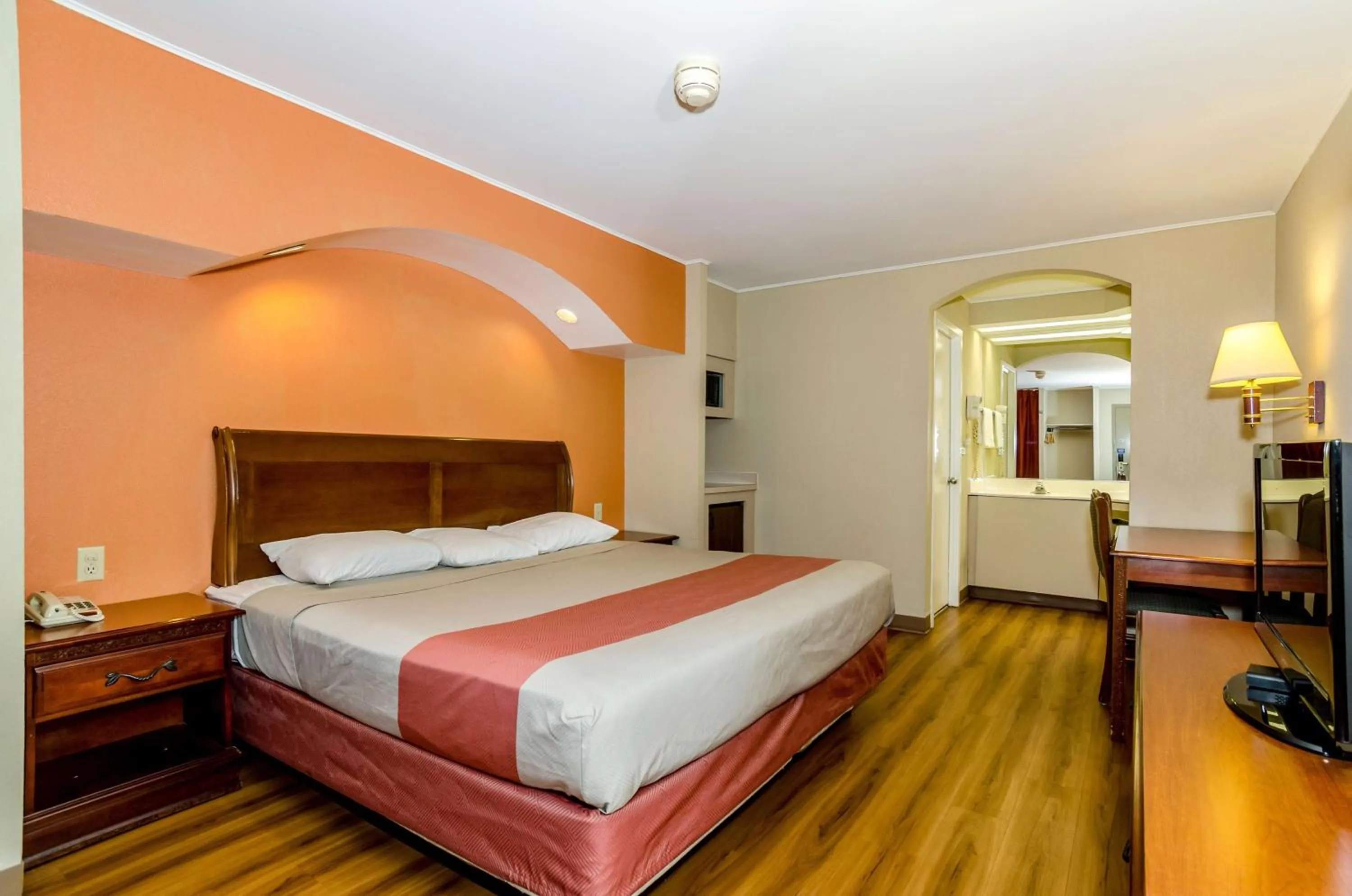 TV and multimedia, Bed in Motel 6-Newark, DE