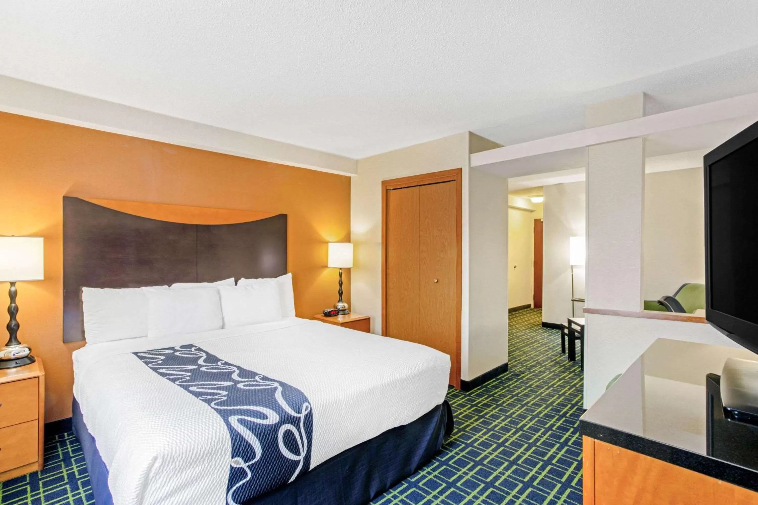 Photo of the whole room in La Quinta by Wyndham Manassas Battlefield