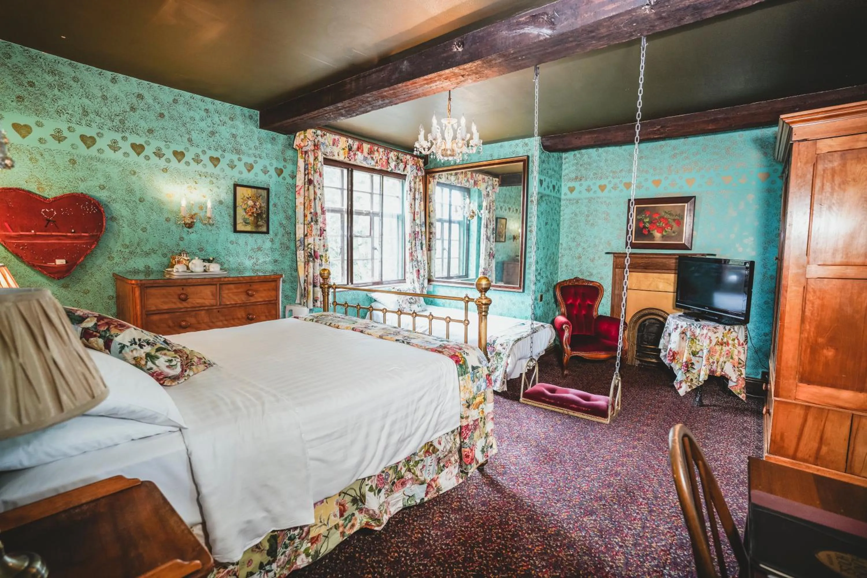 Bed in Hundred House Hotel