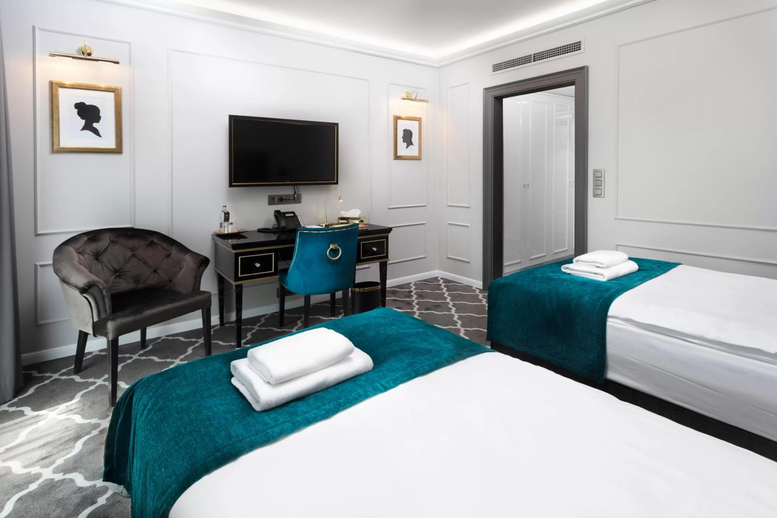 Photo of the whole room, Bed in Hotel Golden Key, 4 Stars Superior