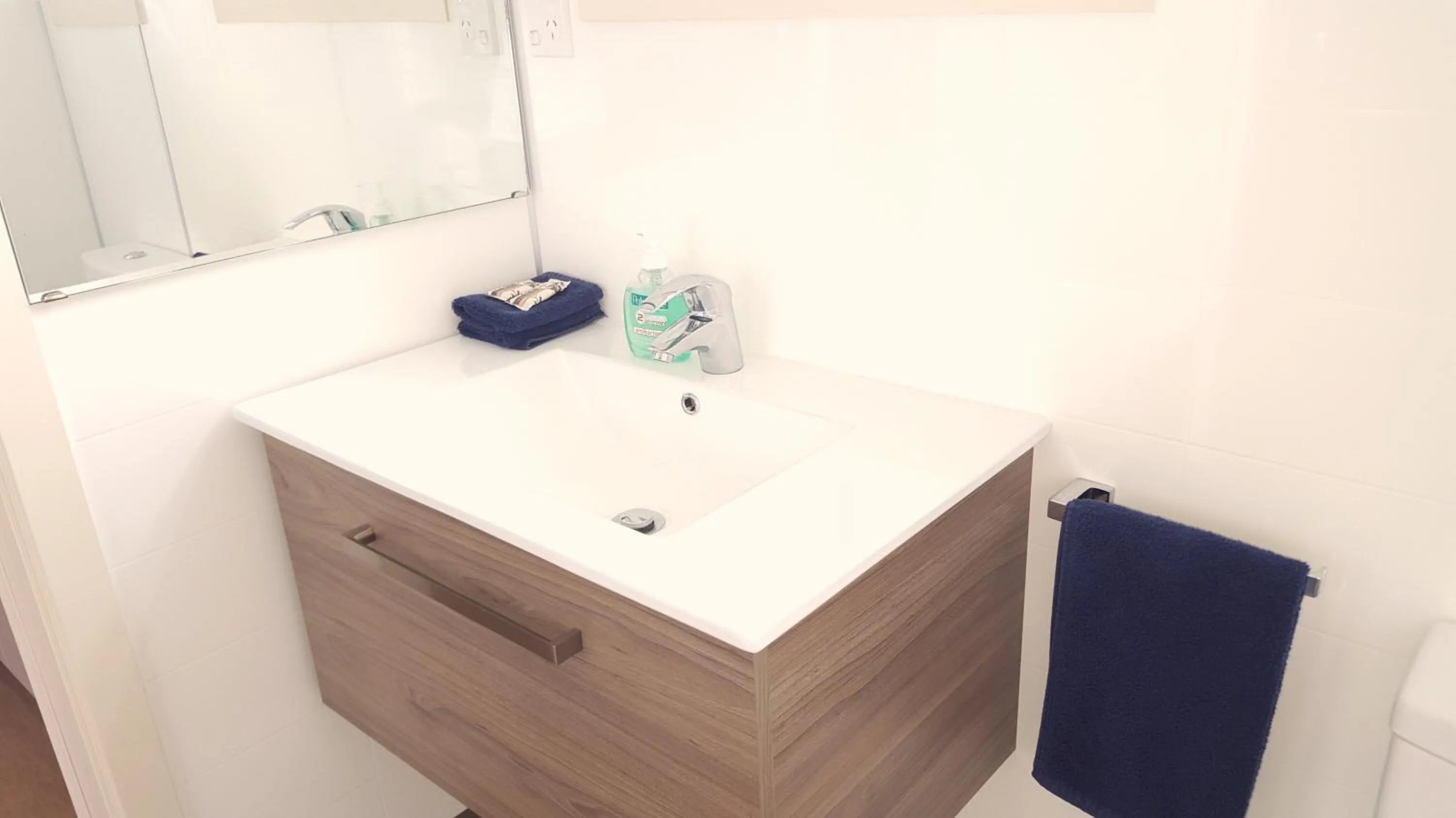 Bathroom in Auto Lodge Motel