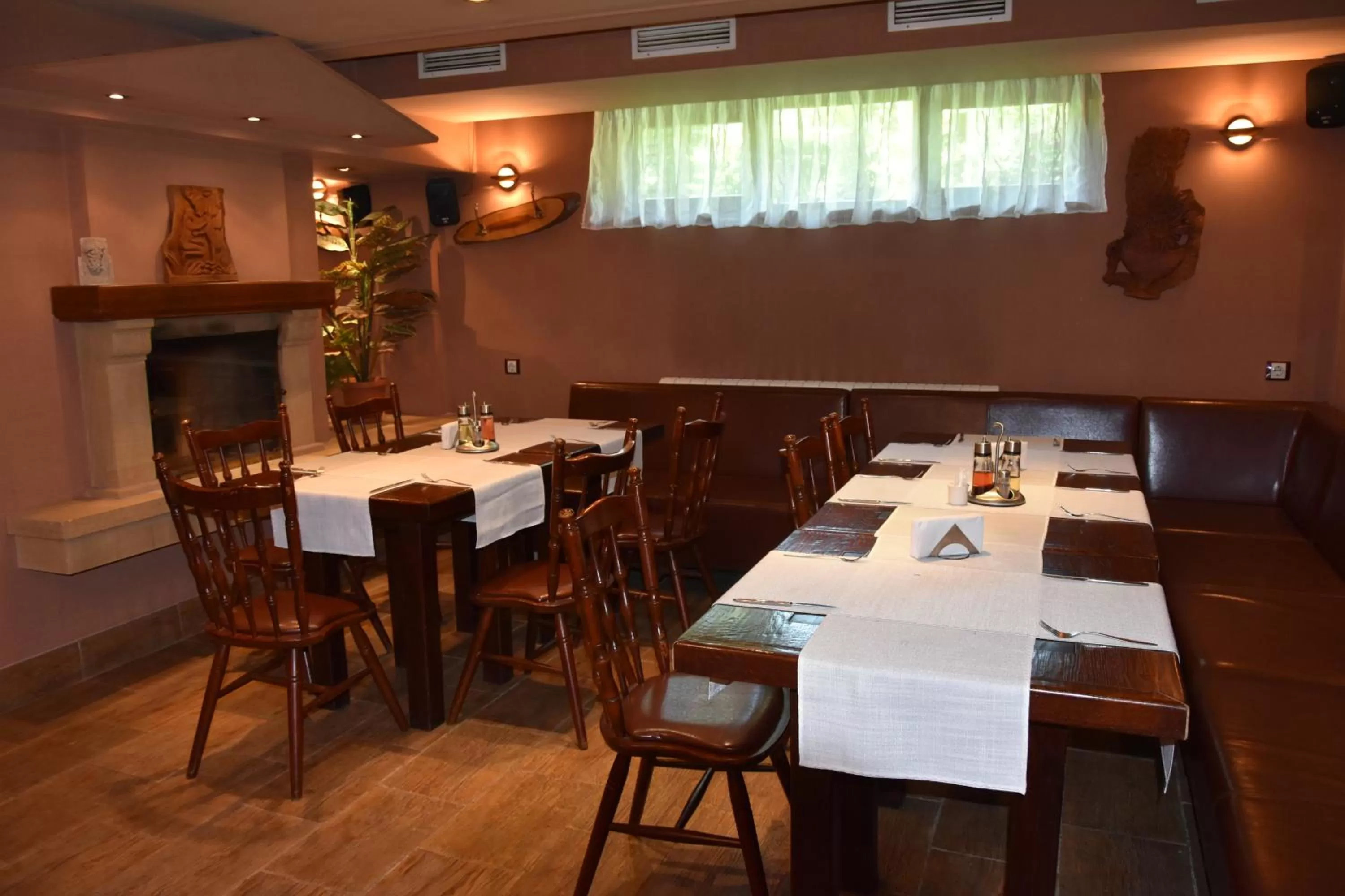 Restaurant/places to eat in Martin Club Hotel