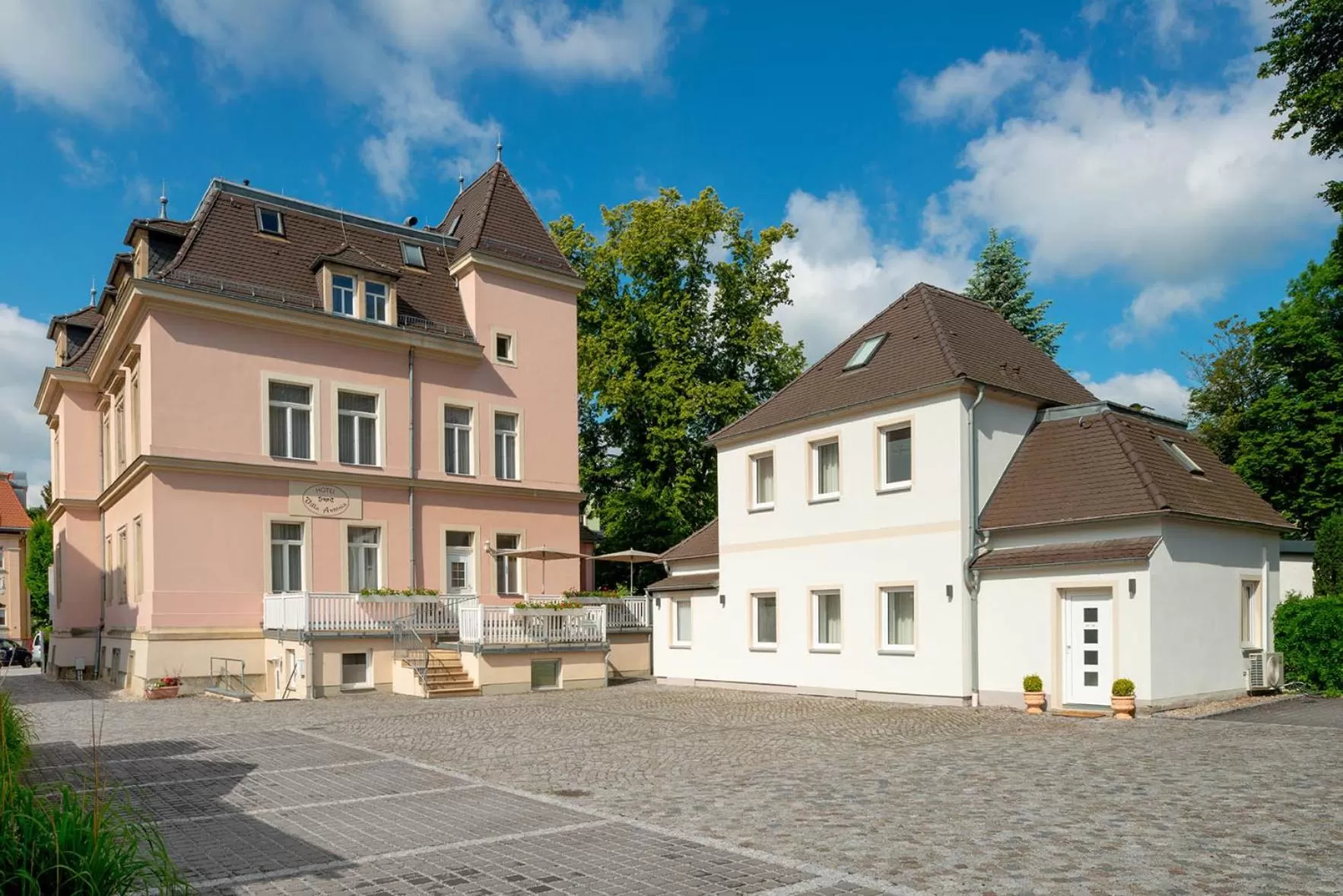 Property building in Villa Antonia