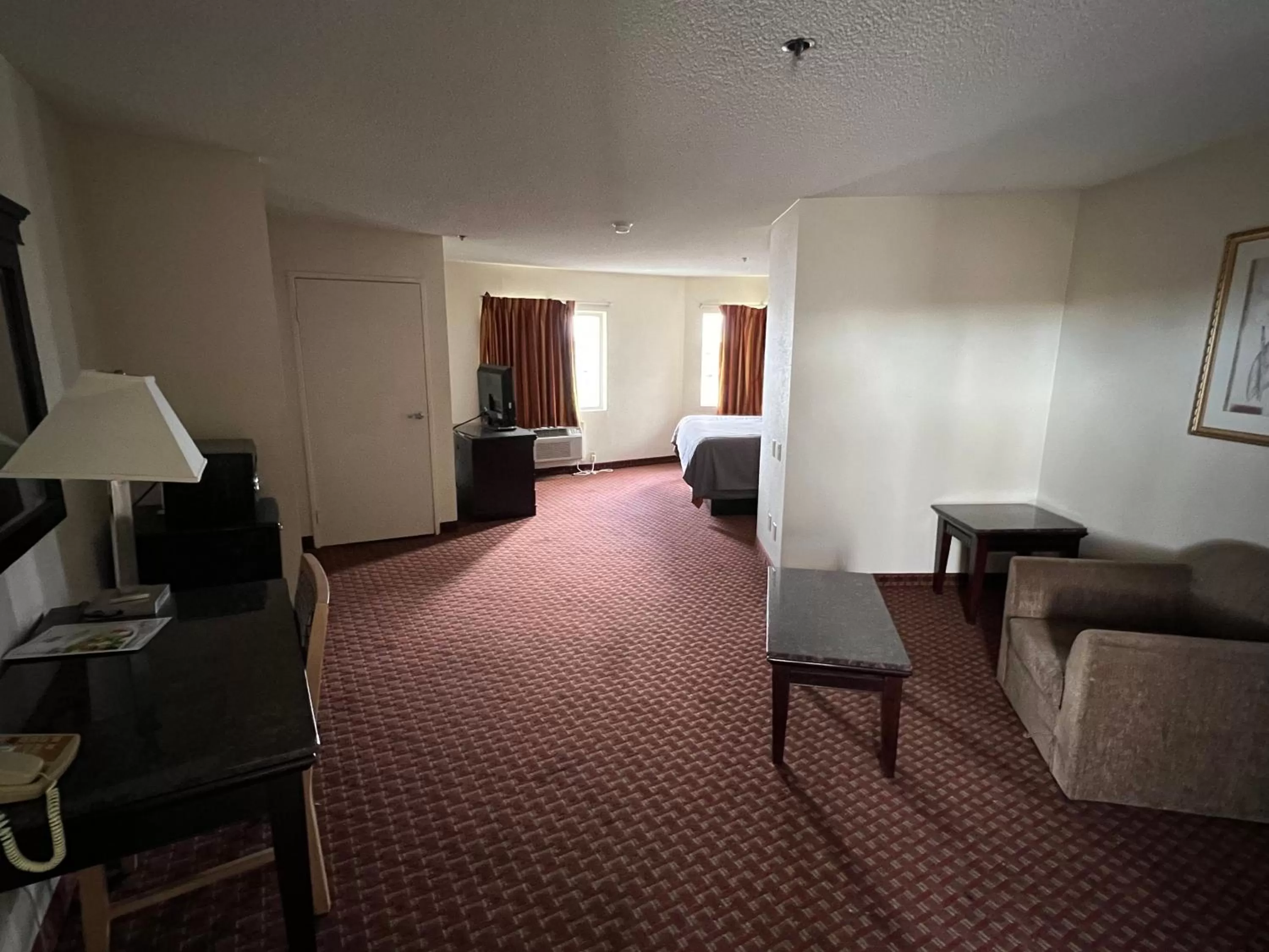 Living room, Bed in Days Inn & Suites by Wyndham Rancho Cordova