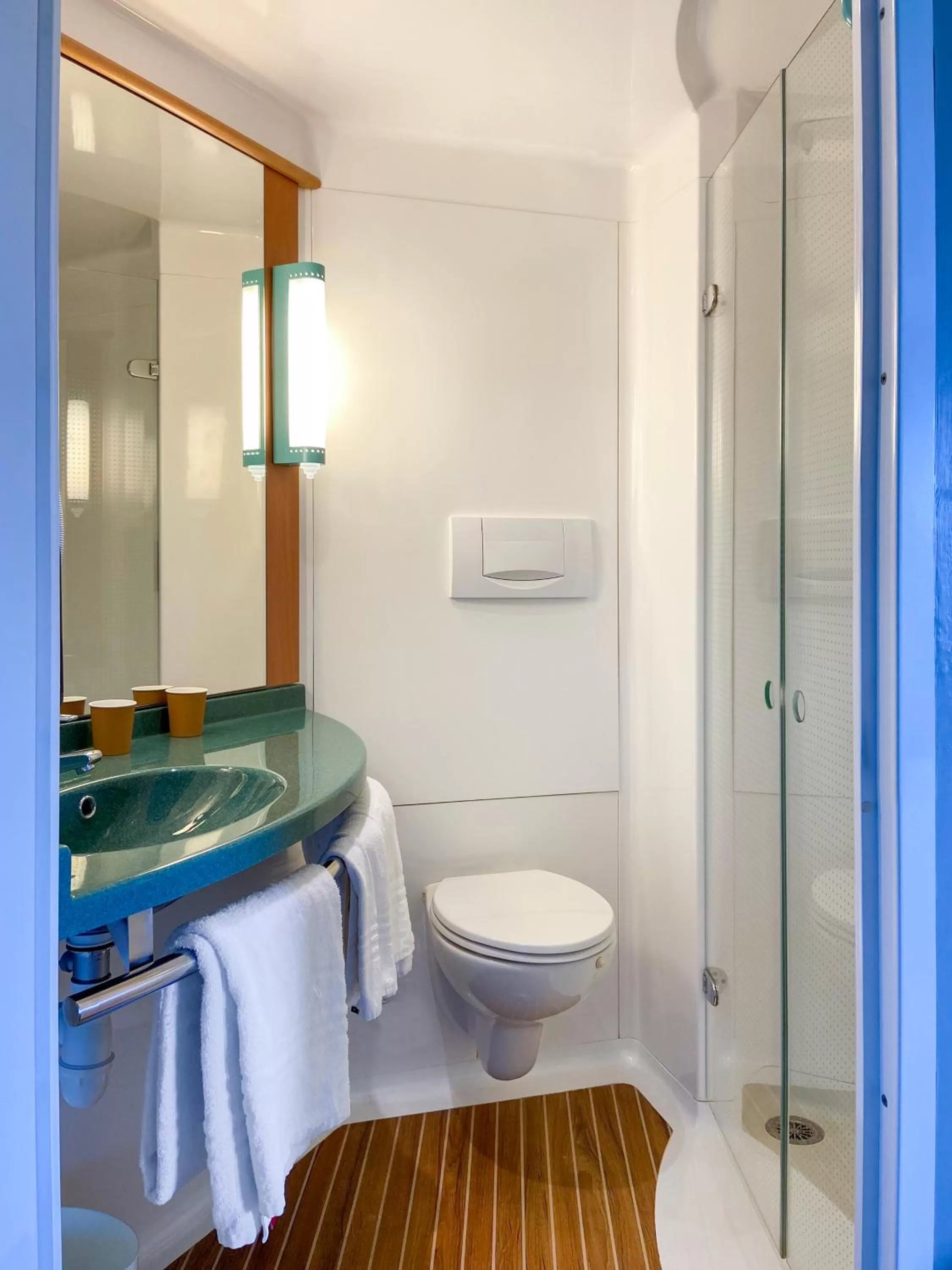 Shower in Ibis Hotel Alicante