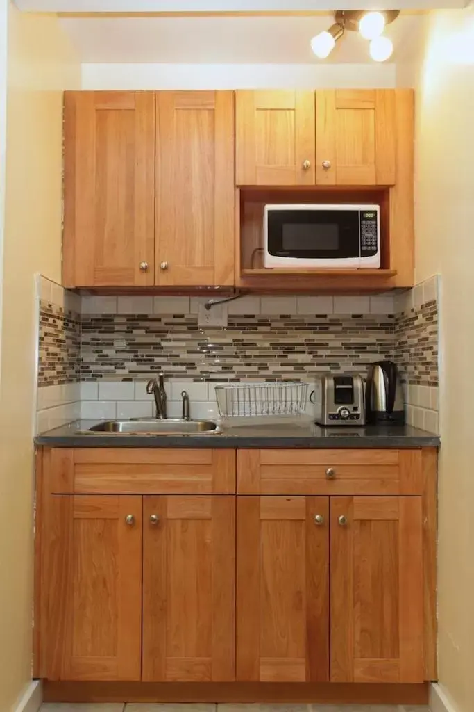 Deluxe Queen Room with Two Queen Beds in Cherry Tree Inn Deluxe Queen Room with Two Queen Beds in Cherry Tree Inn