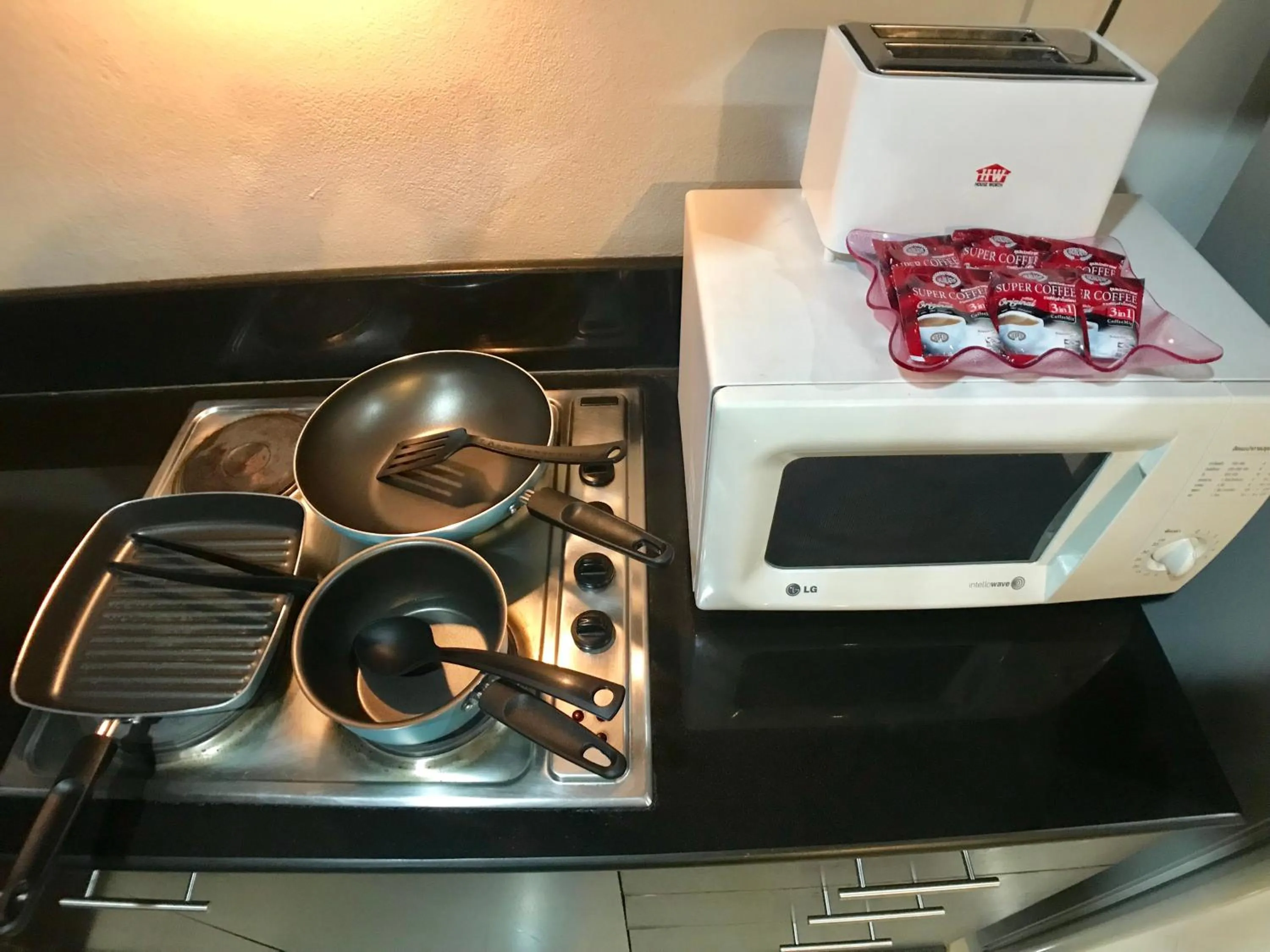 Kitchen or kitchenette, Kitchen/Kitchenette in Twin Peaks Sukhumvit Suites