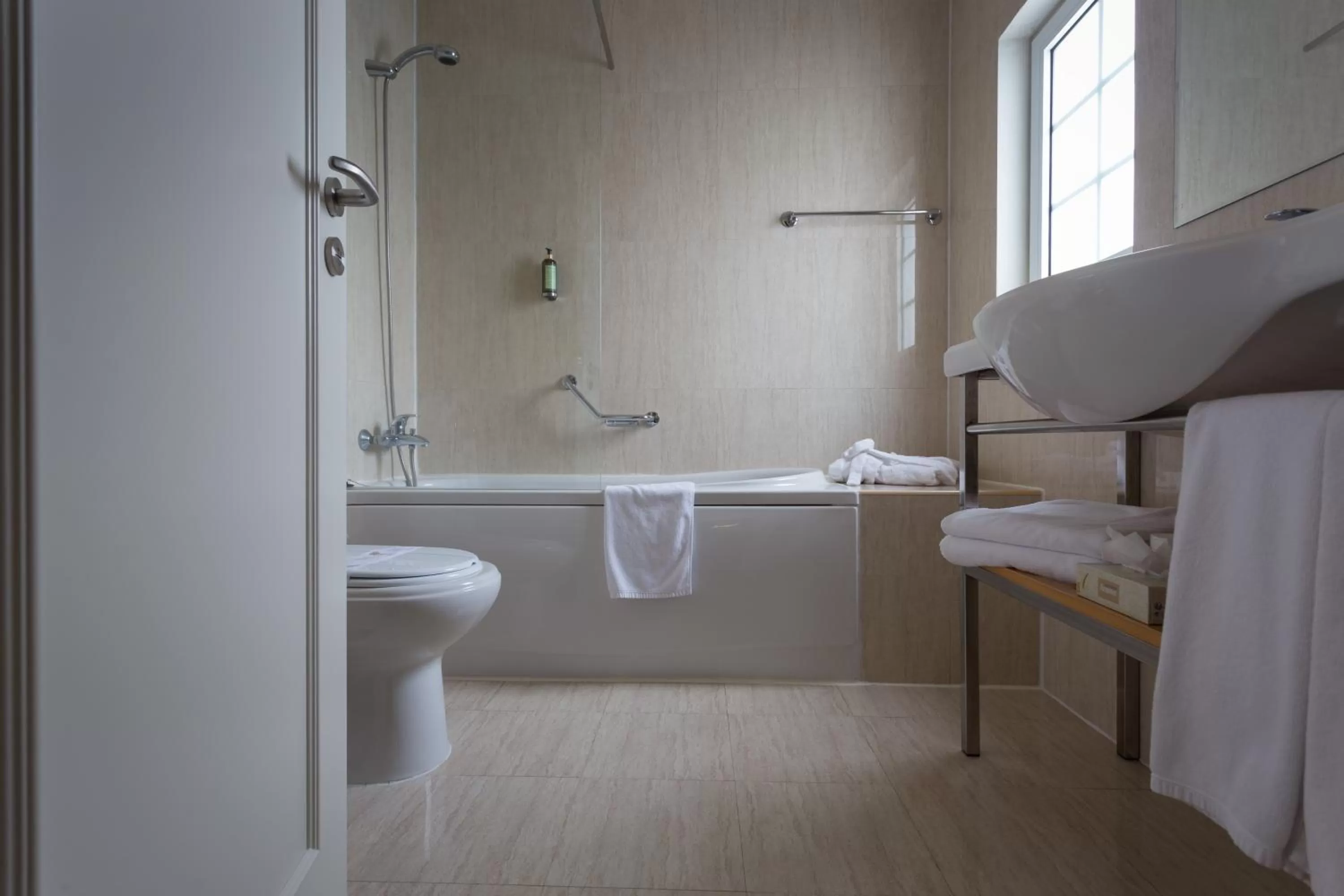 Toilet, Bed in Hotel Do Colegio