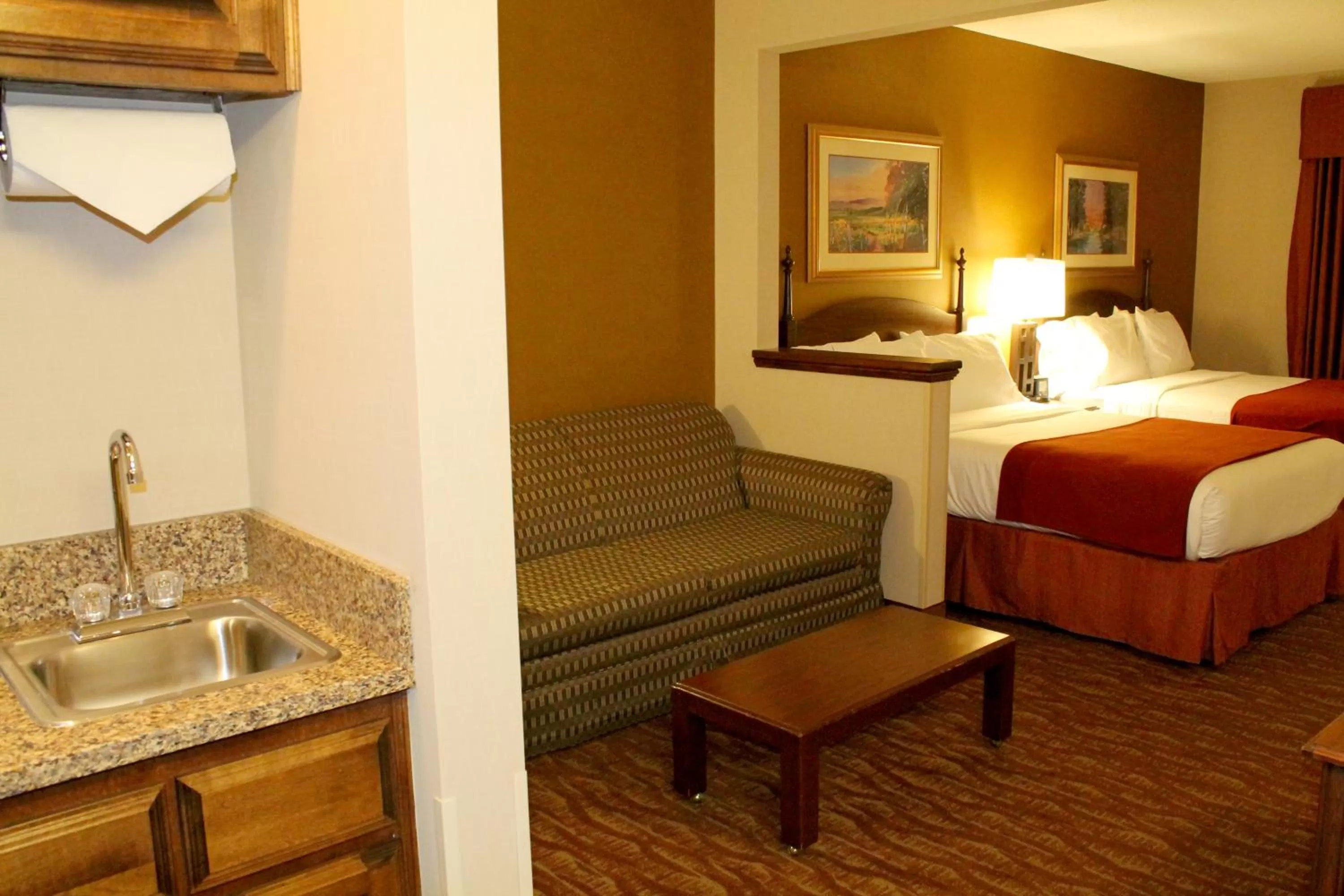 Kitchen or kitchenette, Bed in Auburn Place Hotel & Suites Paducah