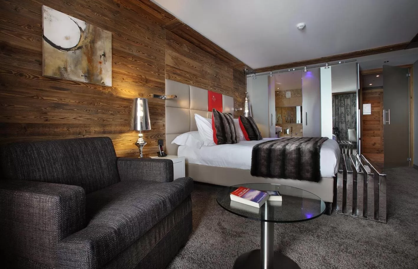 Photo of the whole room in Hôtel Koh-I Nor by Les Etincelles