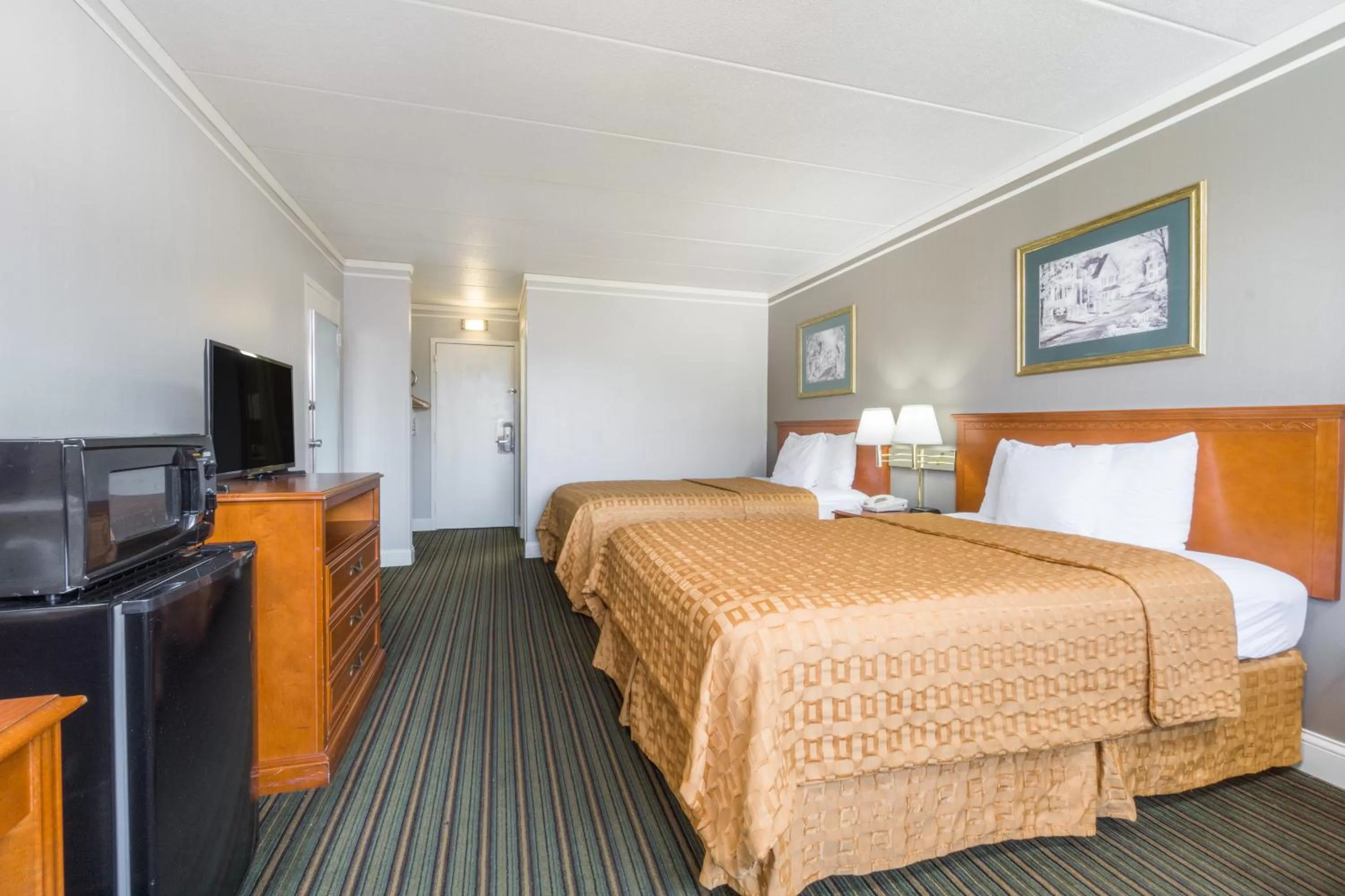 Bed in Days Inn by Wyndham Columbus East Airport