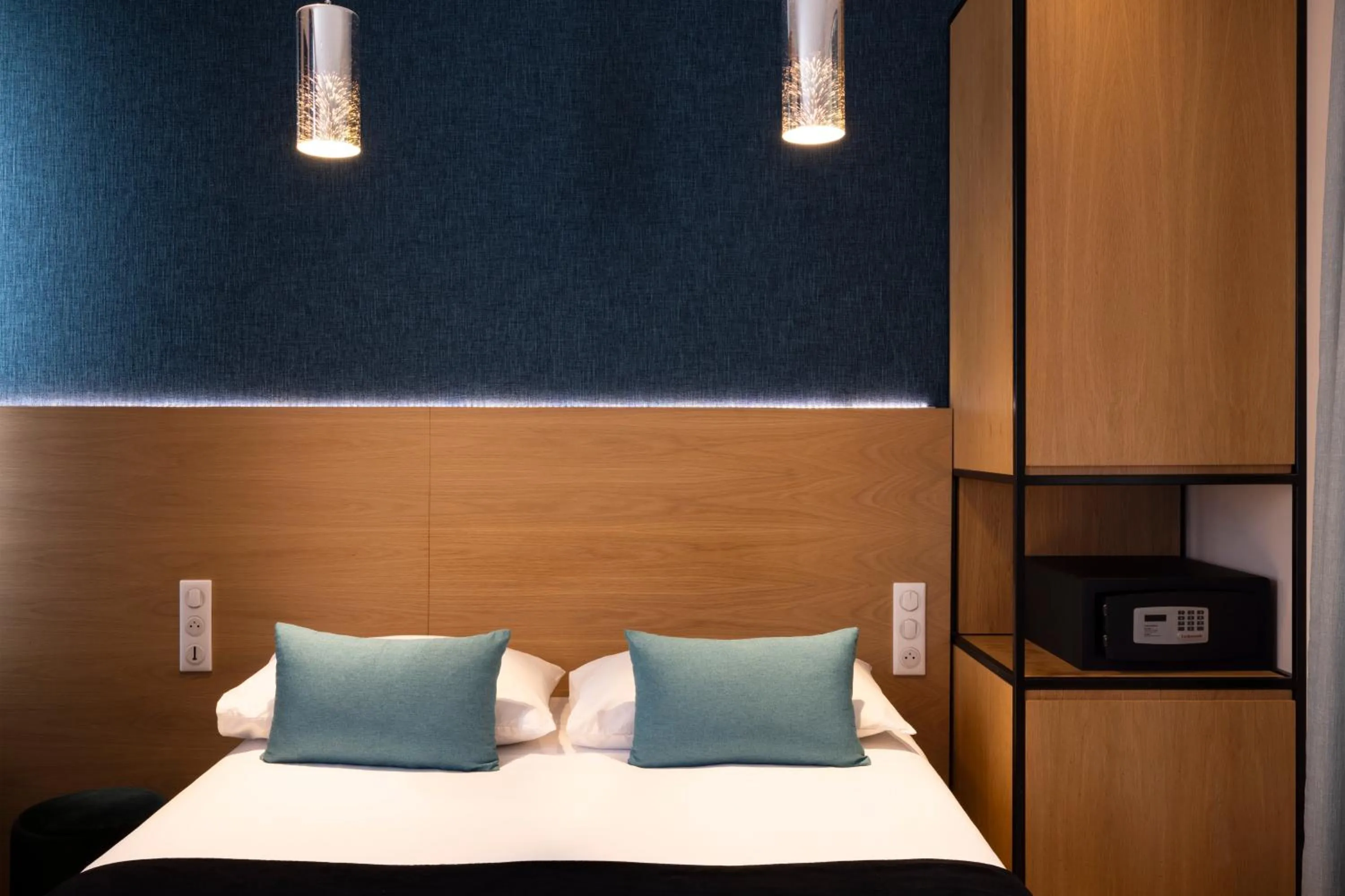 Bedroom, Bed in Hôtel Elixir