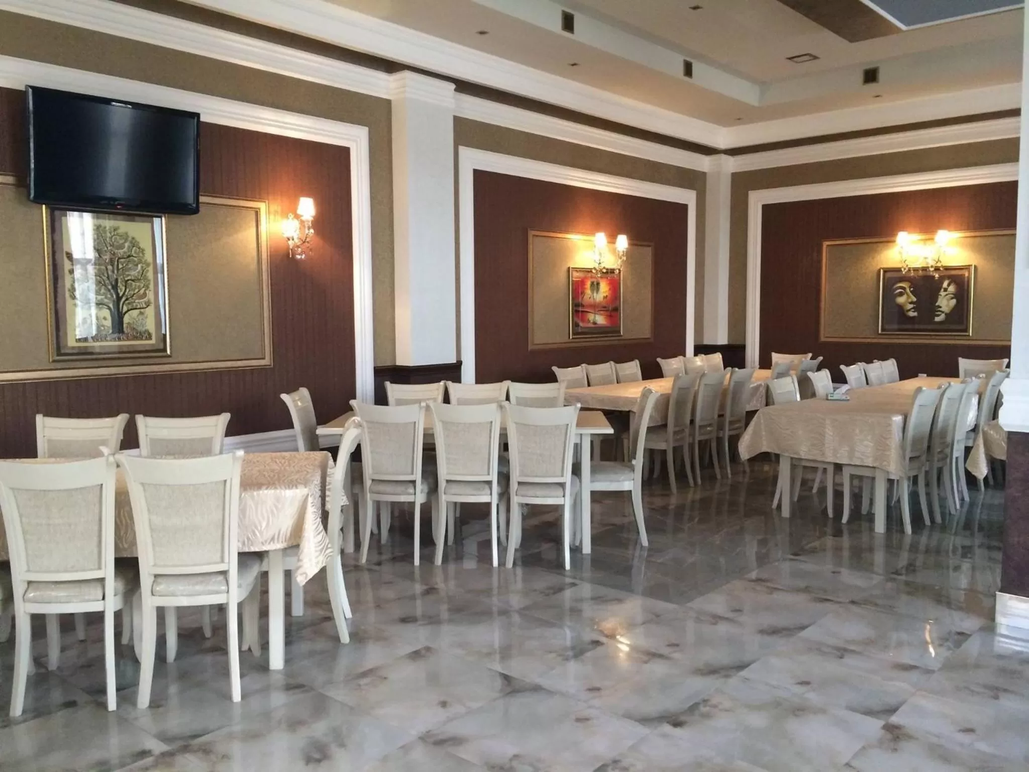 Restaurant/places to eat in Lara Hotel