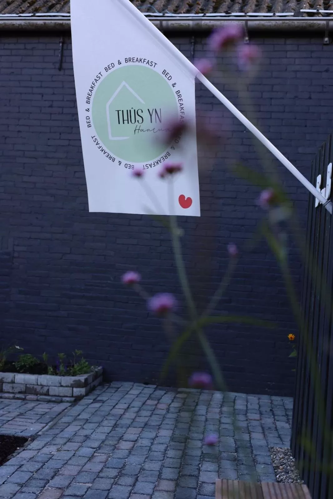 Property logo or sign in Thús yn Hantum met optioneel Hottub