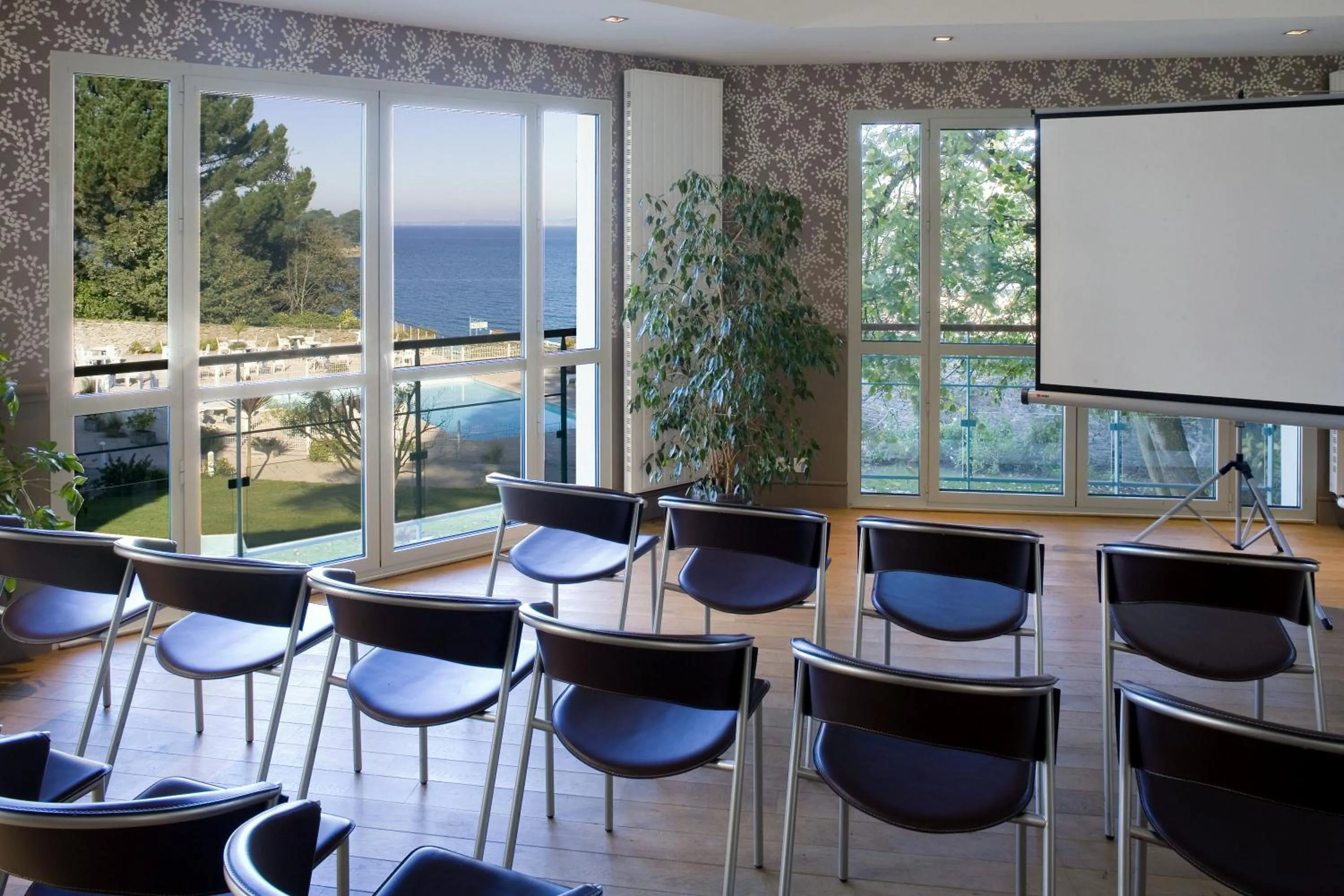 Business facilities in Clos de Vallombreuse, The Originals Relais