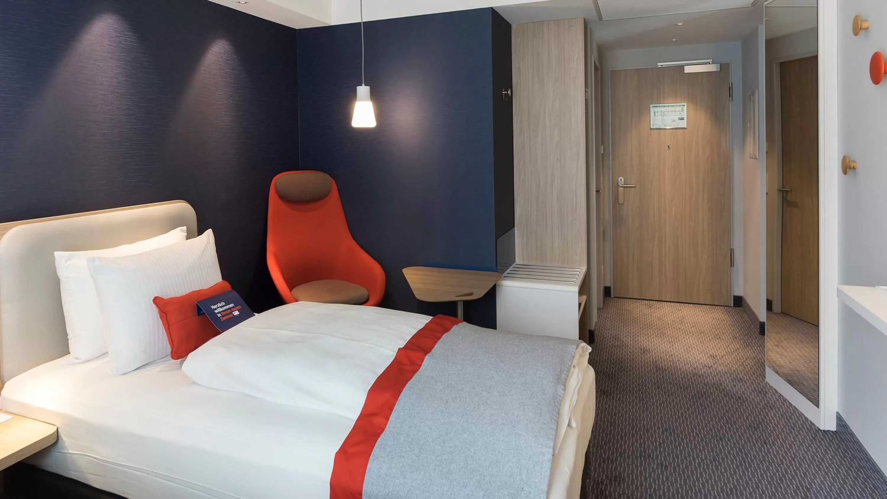 Photo of the whole room, Bed in Holiday Inn Express - Wiesbaden by IHG