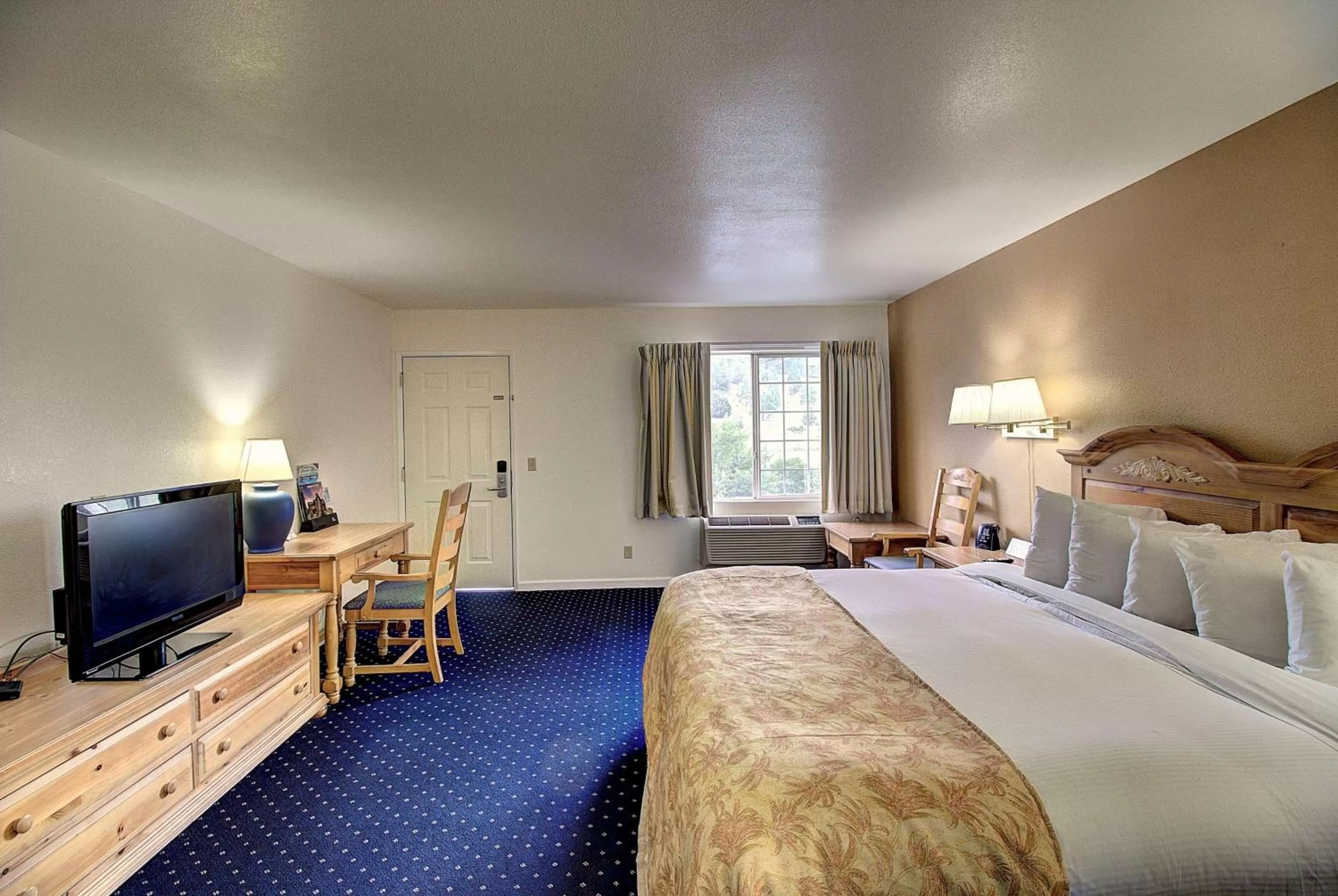 Photo of the whole room, Bed in Days Inn & Suites by Wyndham Lolo