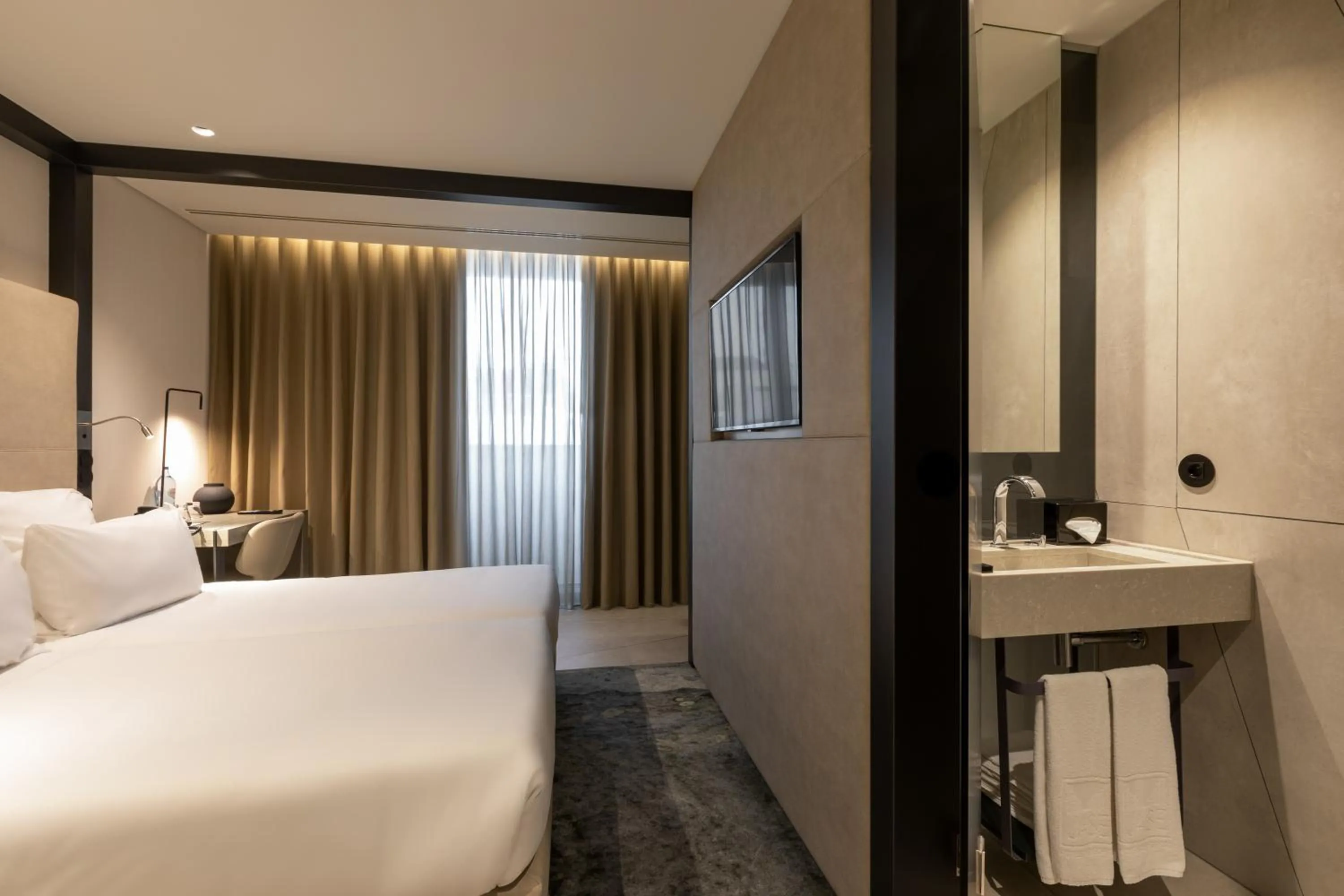 Bed in Porto Royal Bridges Hotel