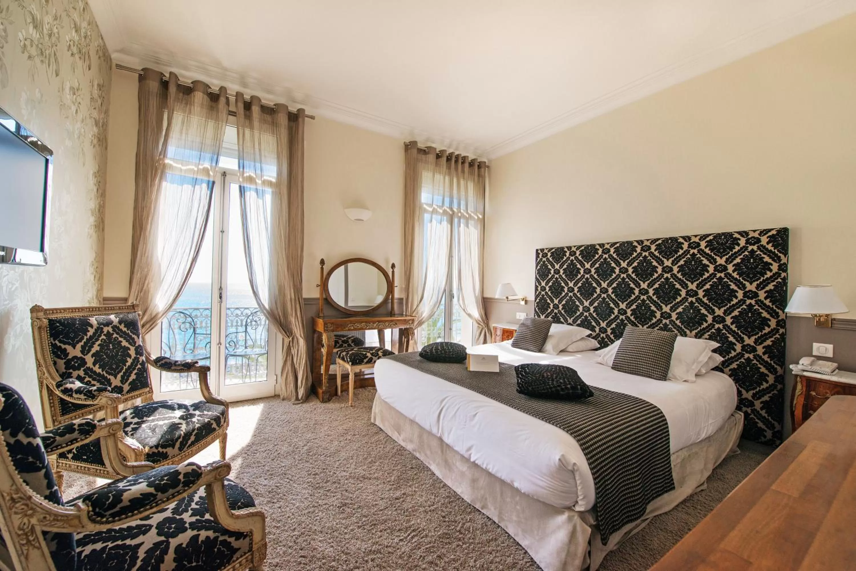 Photo of the whole room, Bed in Hôtel West End Promenade