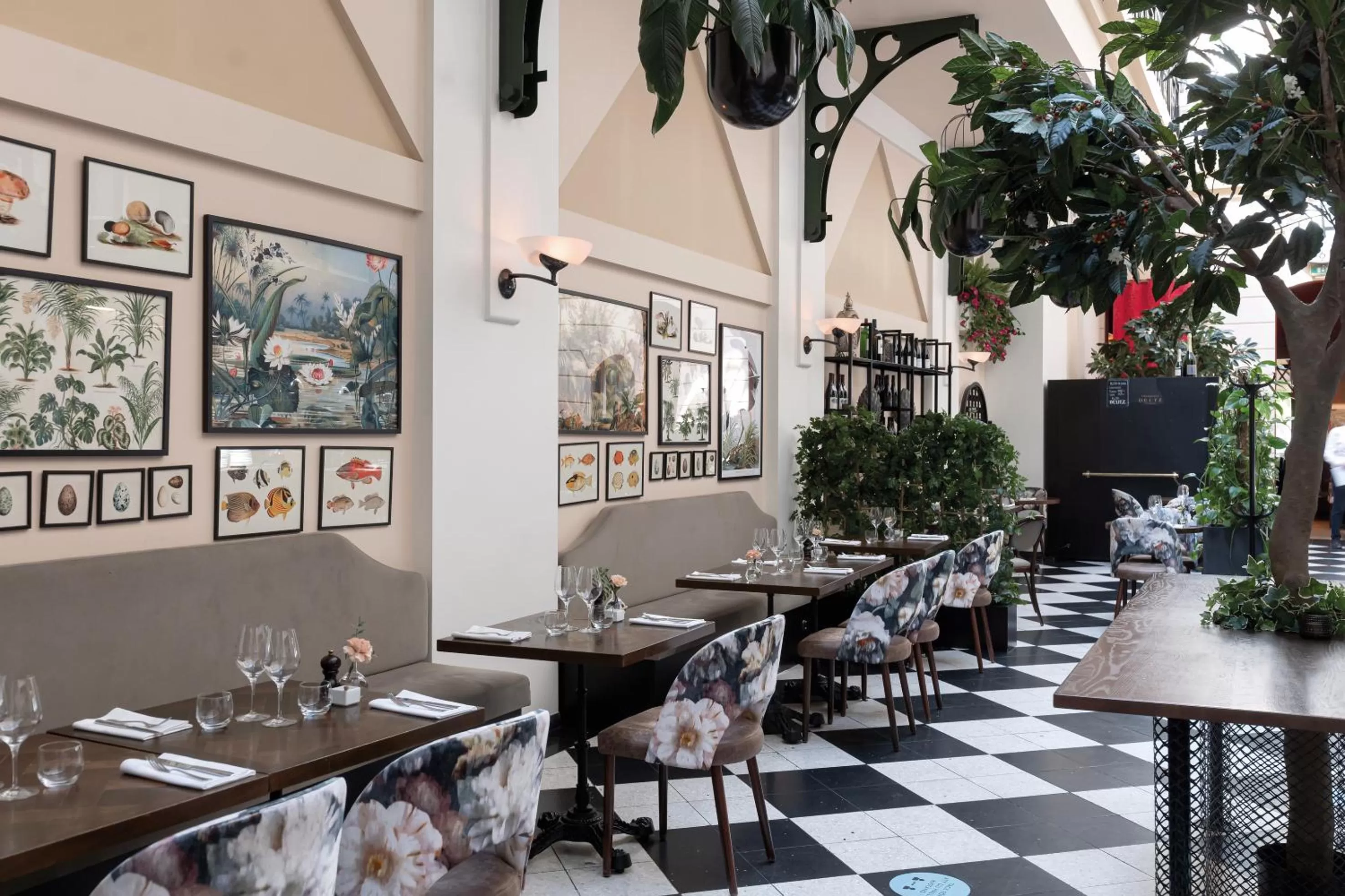 Restaurant/places to eat in Elite Plaza Hotel