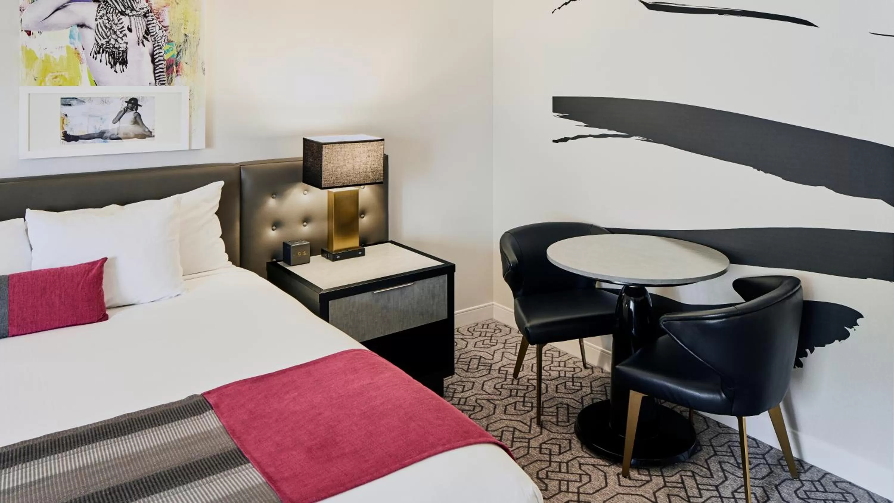 Seating area, Bed in Planet Hollywood Resort & Casino