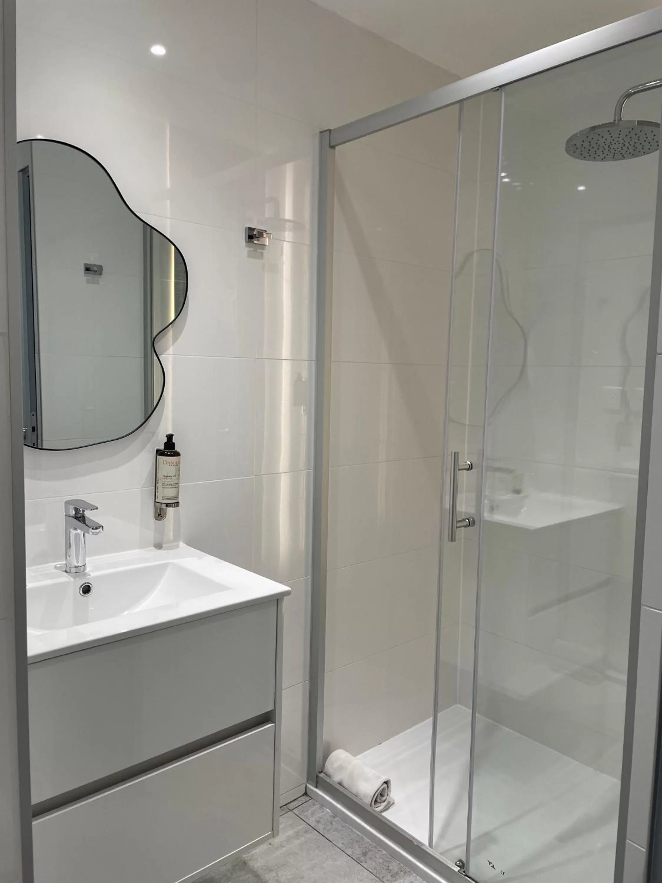 Shower in Best Western Plus Hôtel la Rade