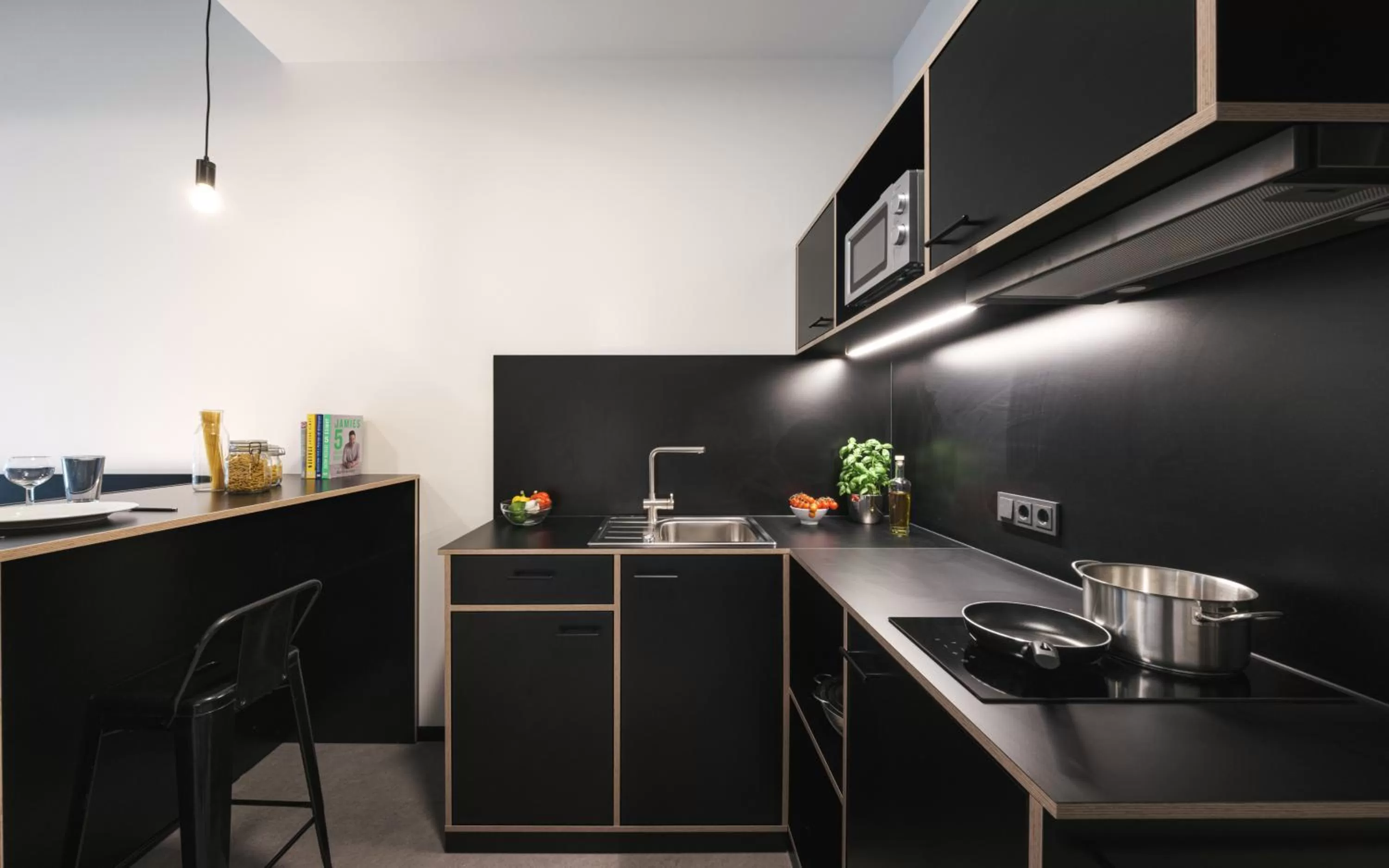 Kitchen or kitchenette in MoLiving - Design Hotel & Apartments Düsseldorf-Neuss
