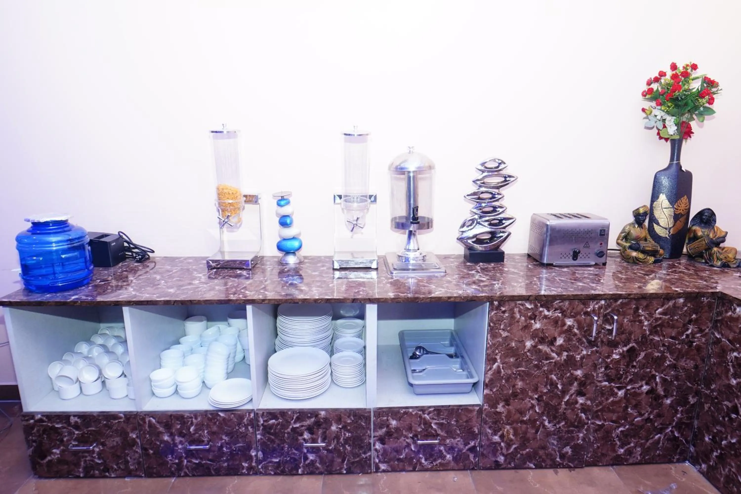 Restaurant/places to eat in ExpoMart Inn