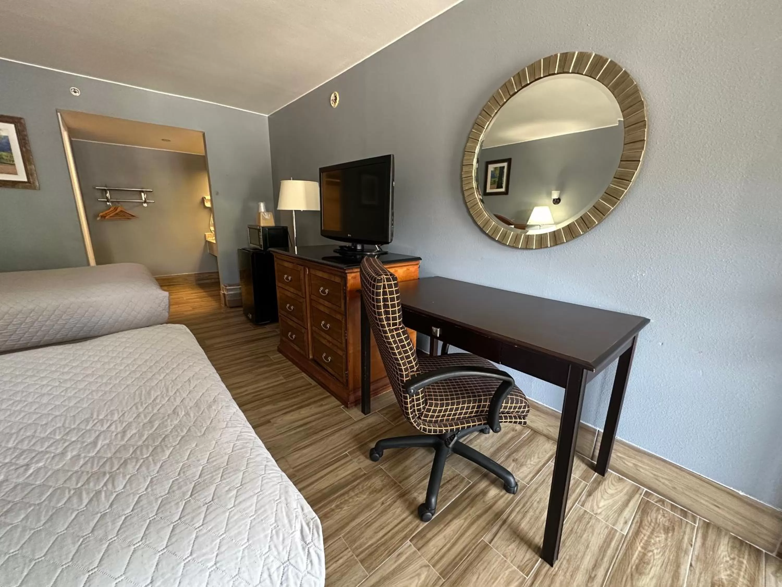 Bed in HillView Inn at Six Flags Fiesta