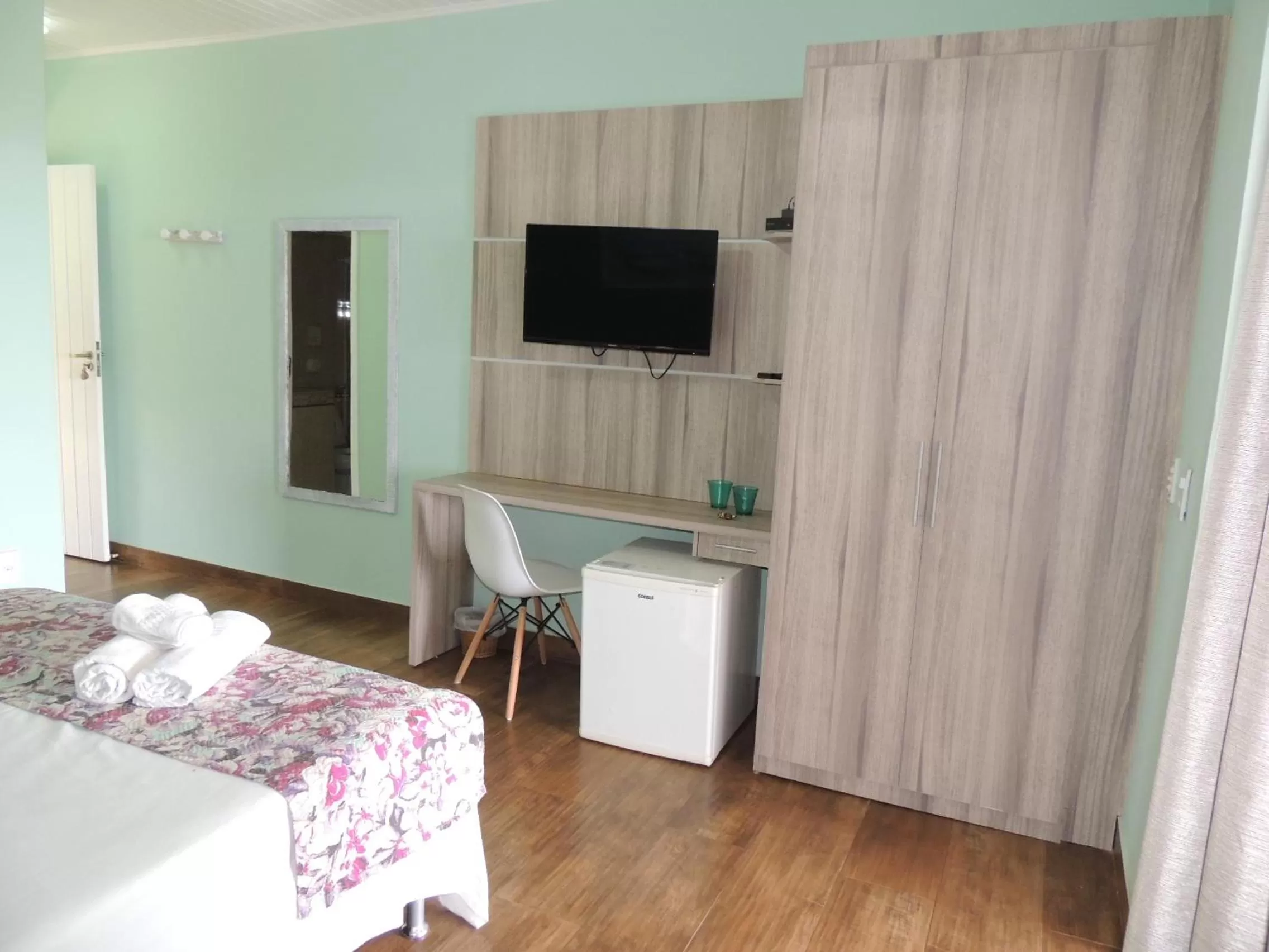 Photo of the whole room, Bed in Pousada Akaroa