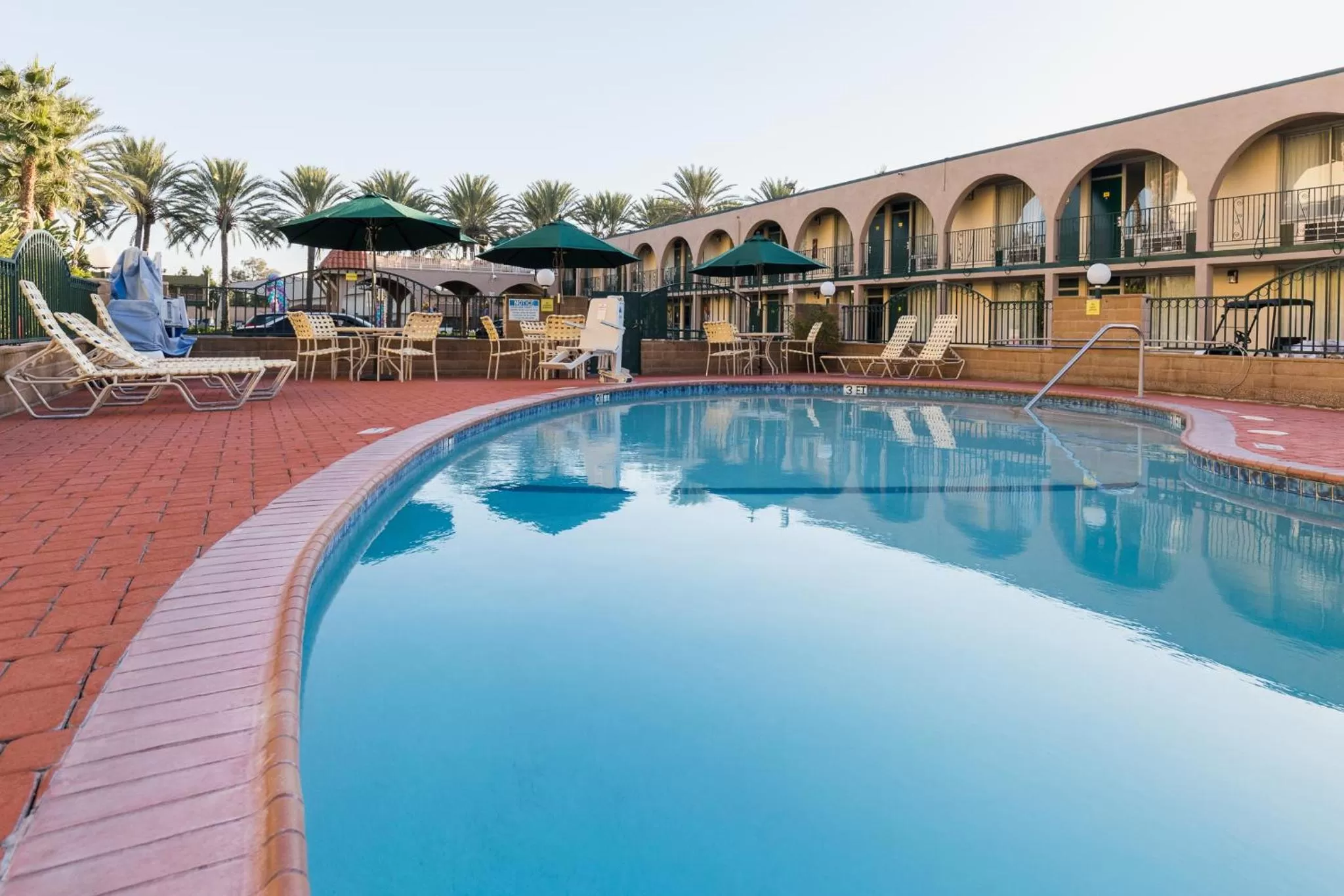 Swimming pool in Kings Inn Anaheim at The Park & Convention Center