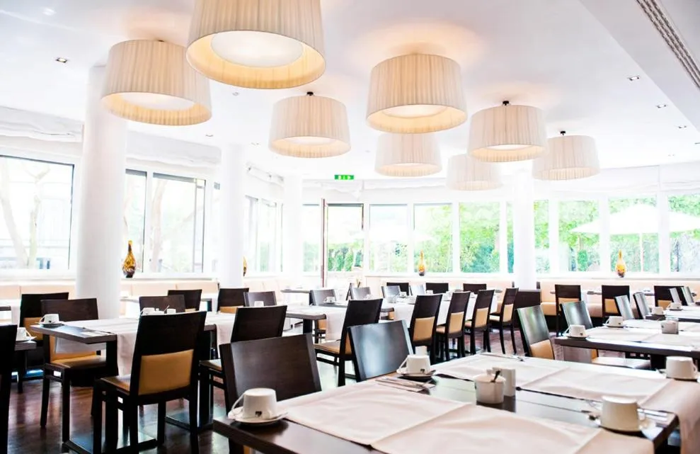 Restaurant/places to eat in Bristol Hotel - Frankfurt City Centre - Central