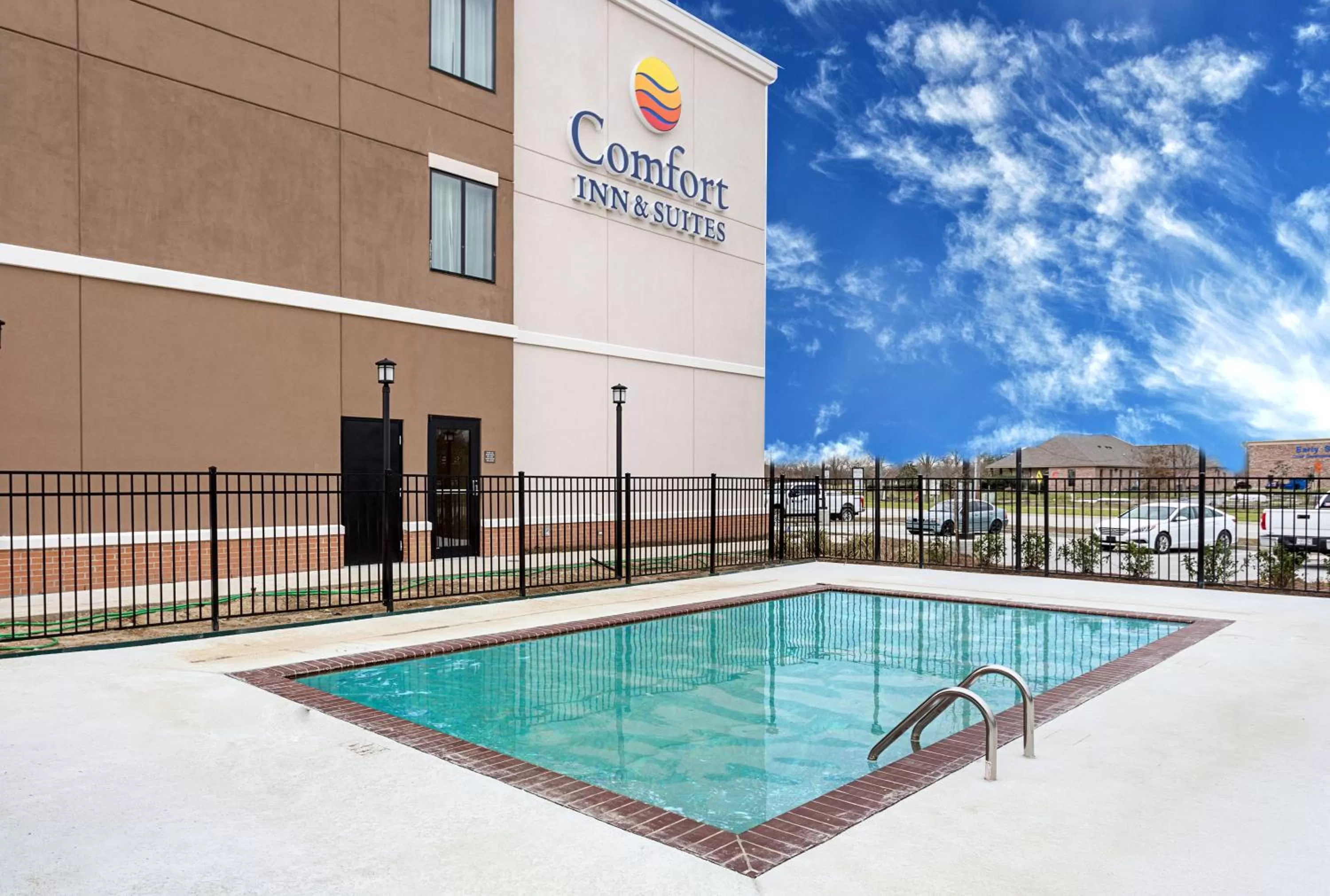 Swimming pool in Comfort Inn & Suites Zachary