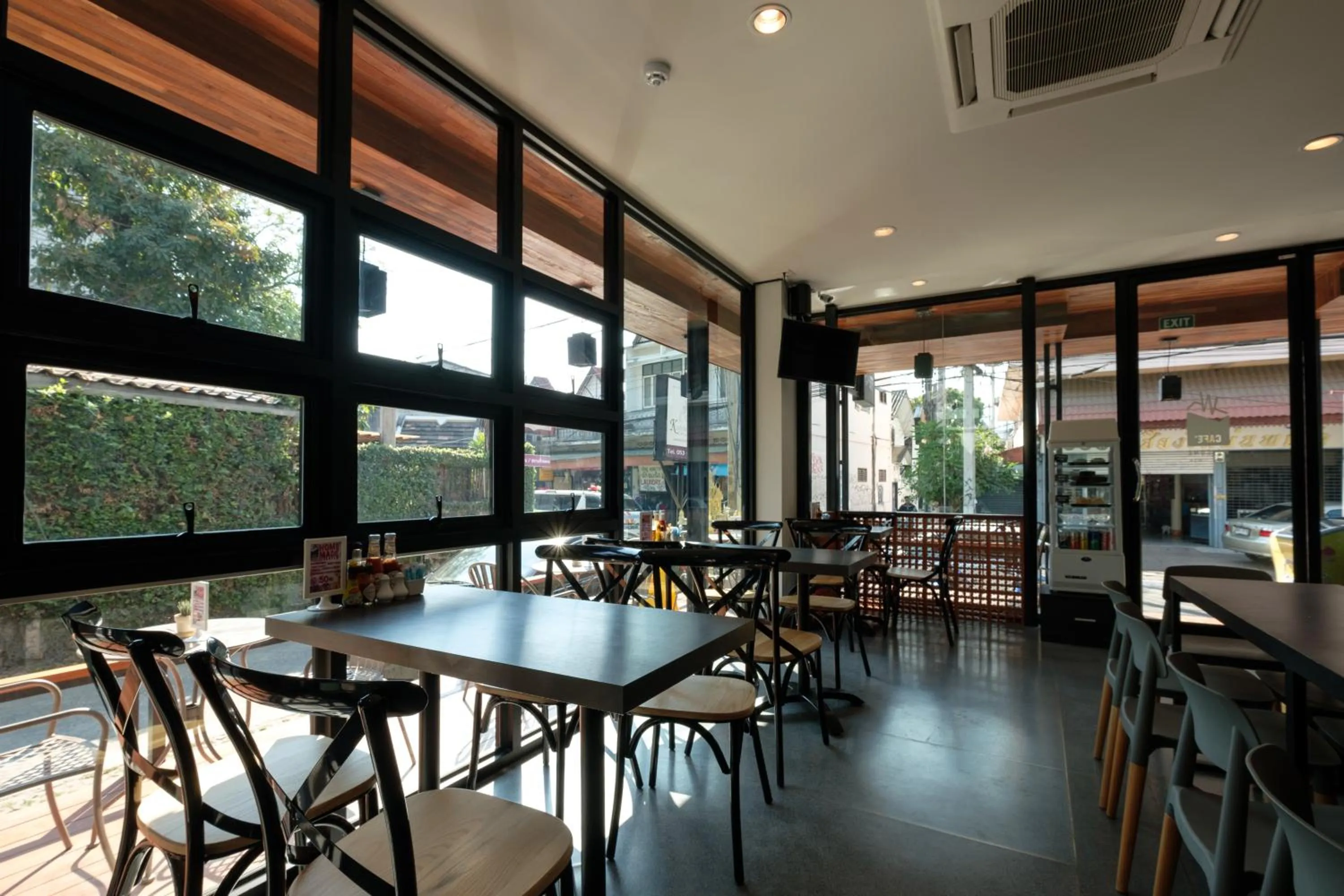 Restaurant/places to eat in Wealth Boutique Hotel Chiang Mai