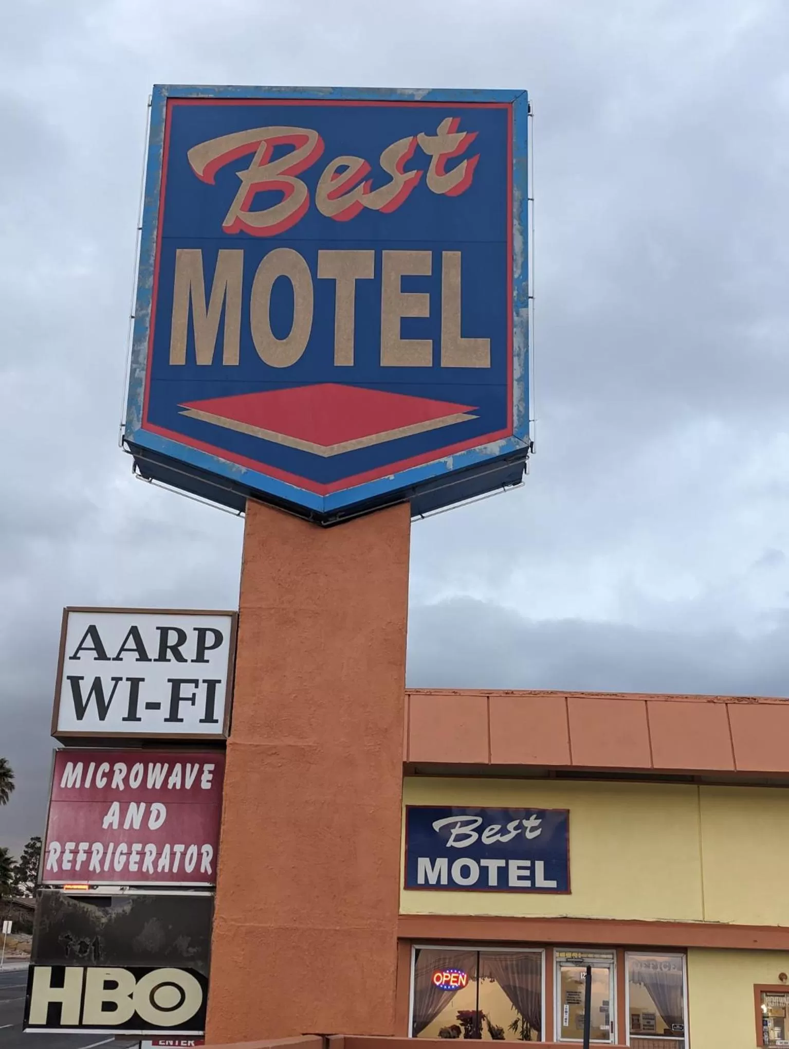 Day in BEST MOTEL on Historic Route 66, Barstow