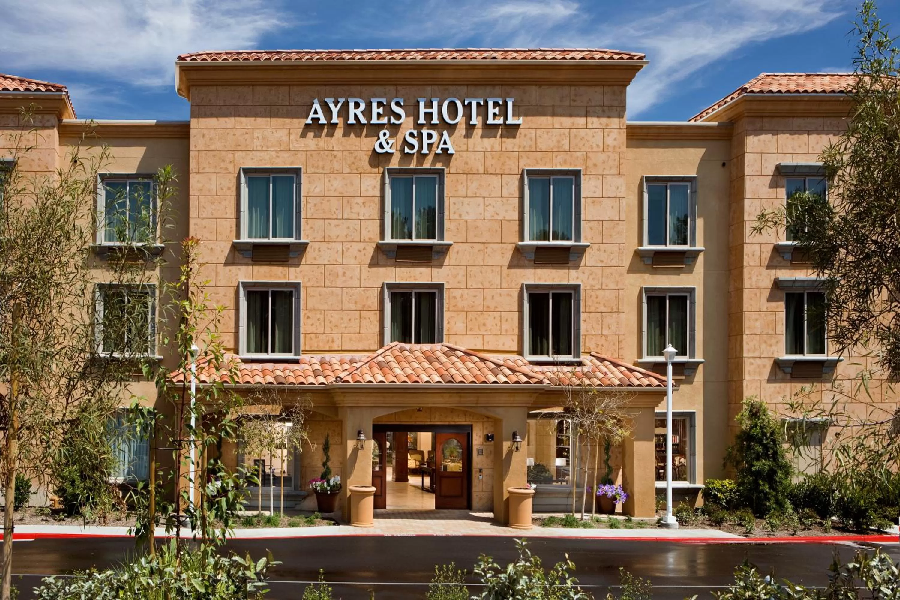 Facade/entrance in Ayres Hotel & Spa Mission Viejo - Lake Forest