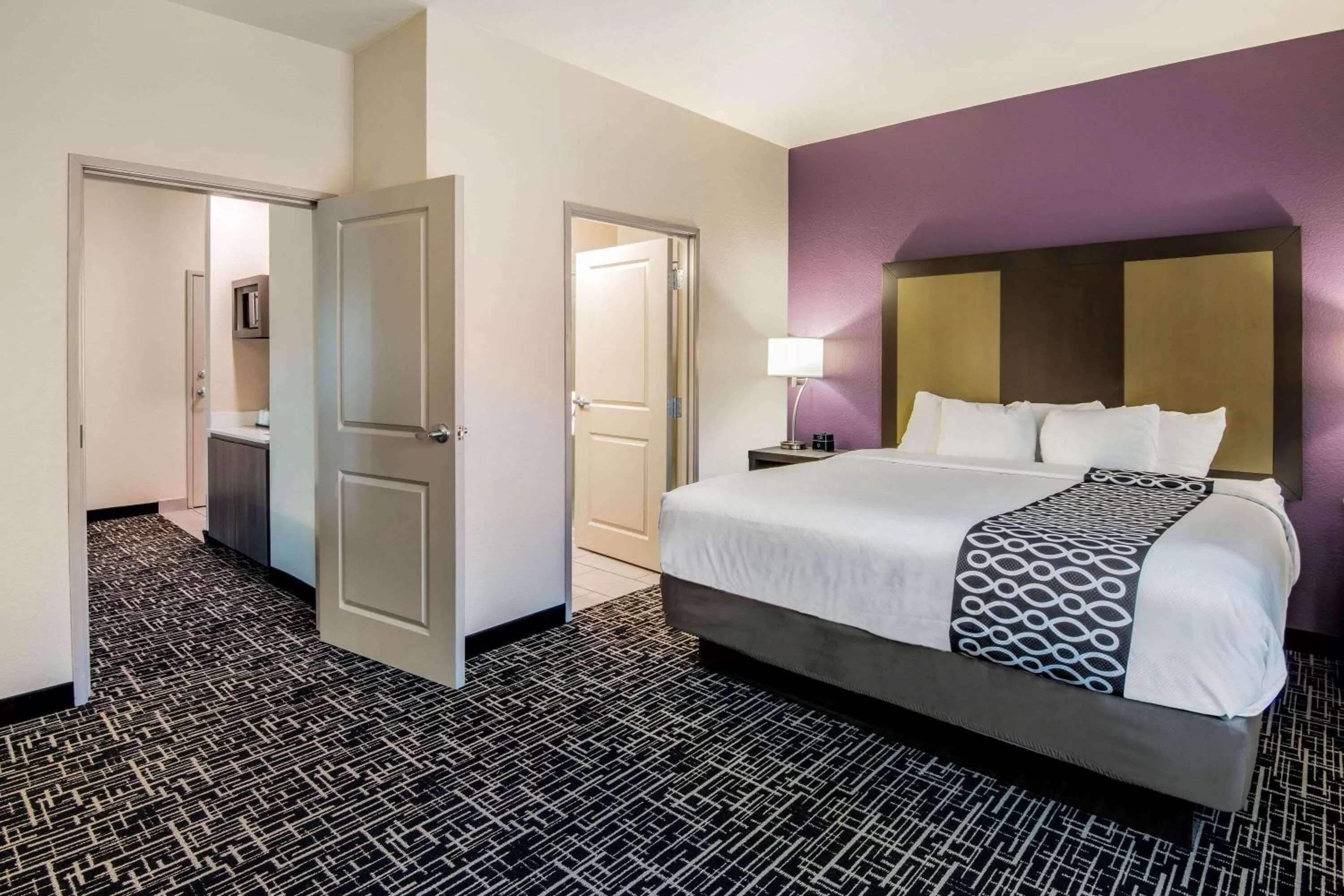 Photo of the whole room, Bed in La Quinta by Wyndham Pampa