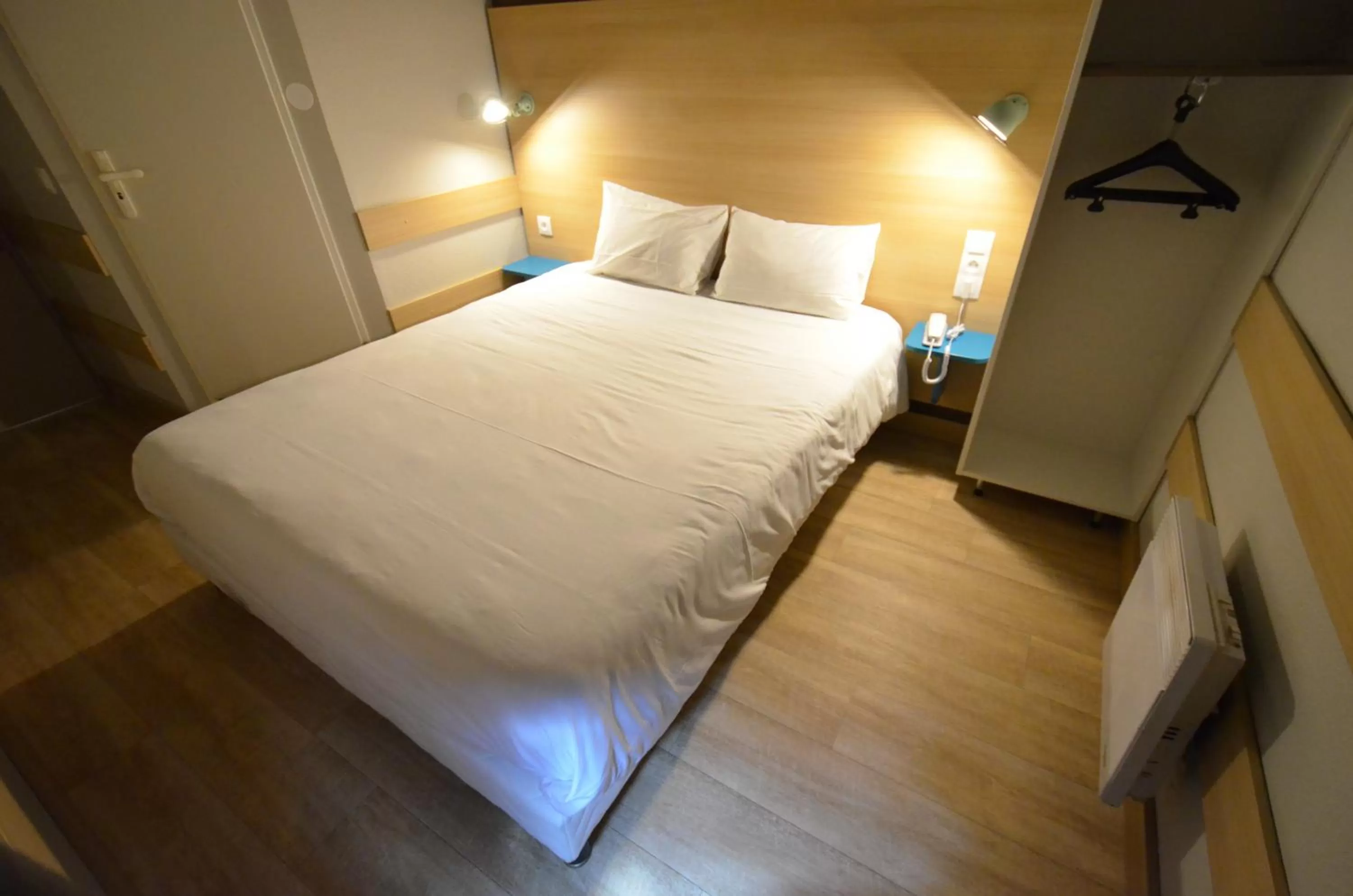 Shower, Bed in Hotel Reseda