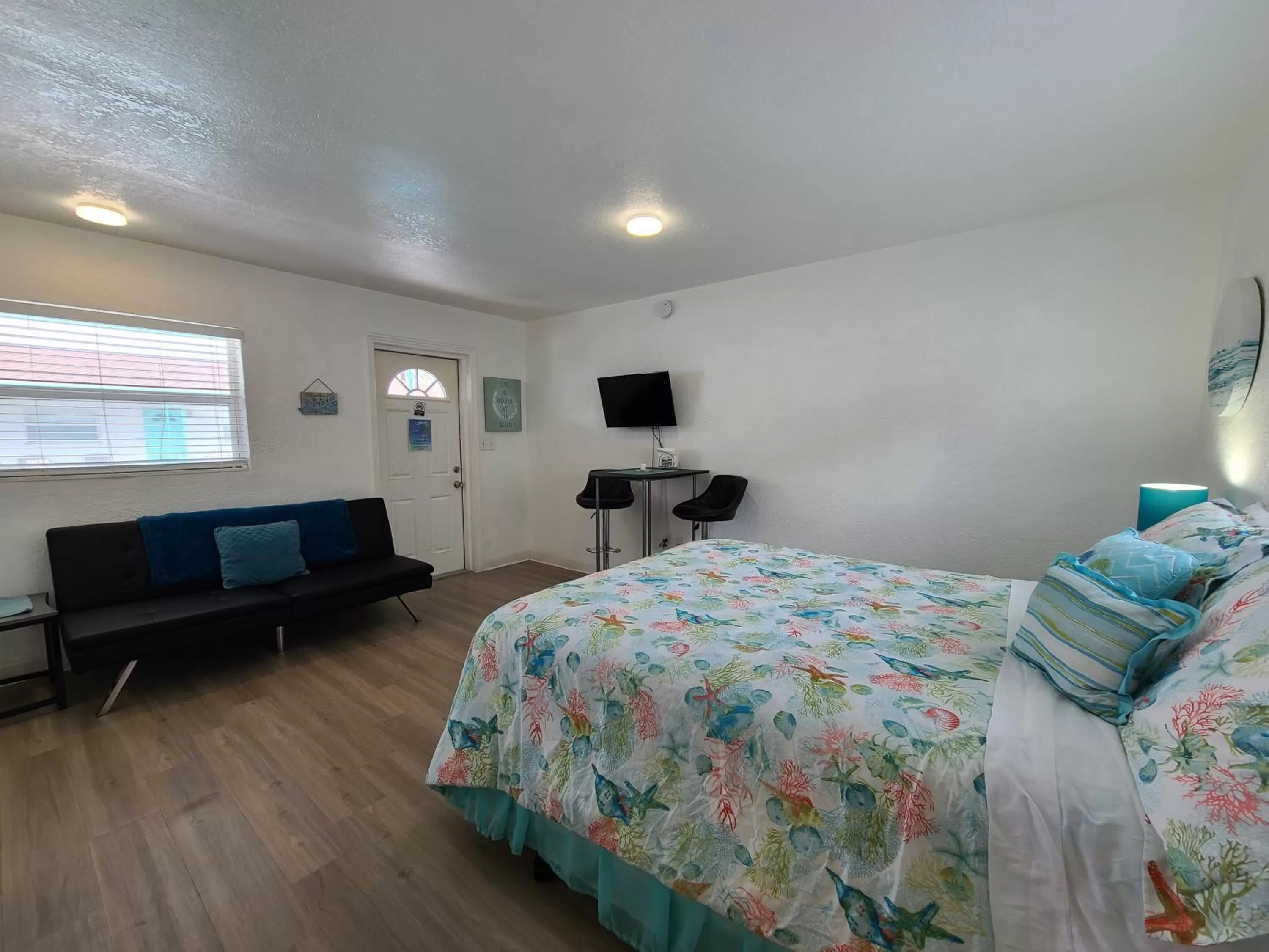 Bed in Sun Island Motel