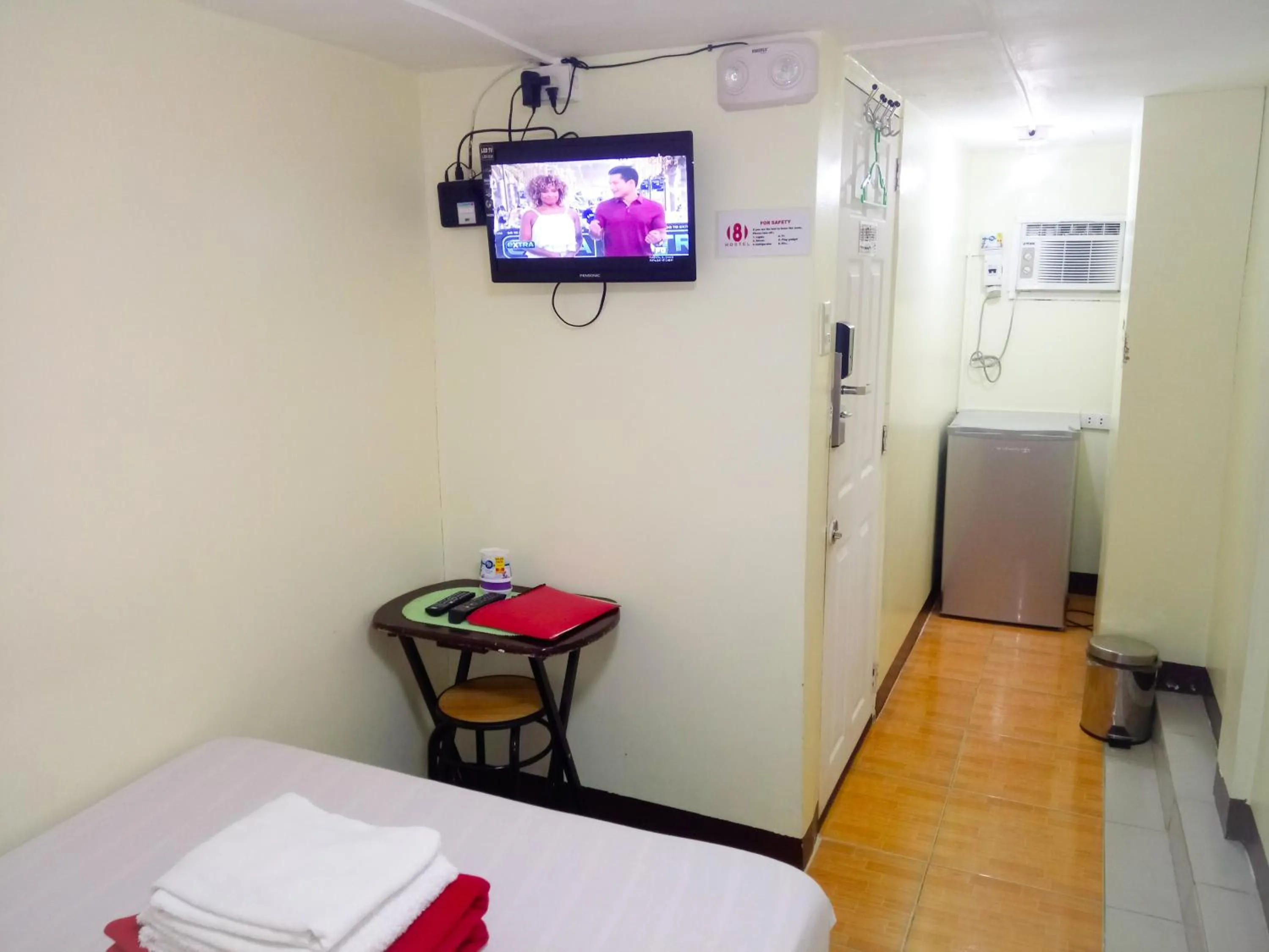 Communal lounge/ TV room, Bed in 8Hostel