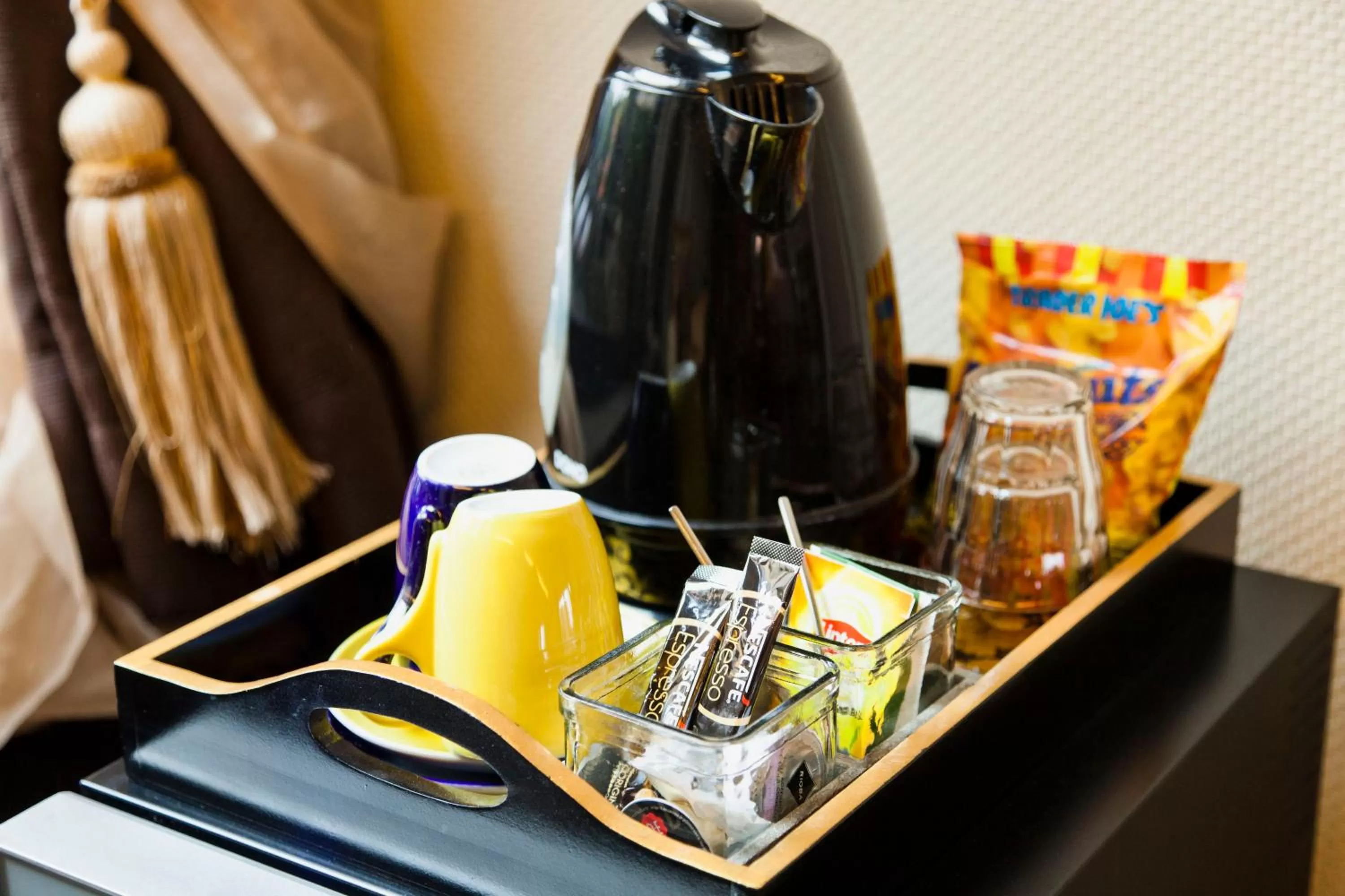 Coffee/tea facilities in Hotel Diamonds and Pearls