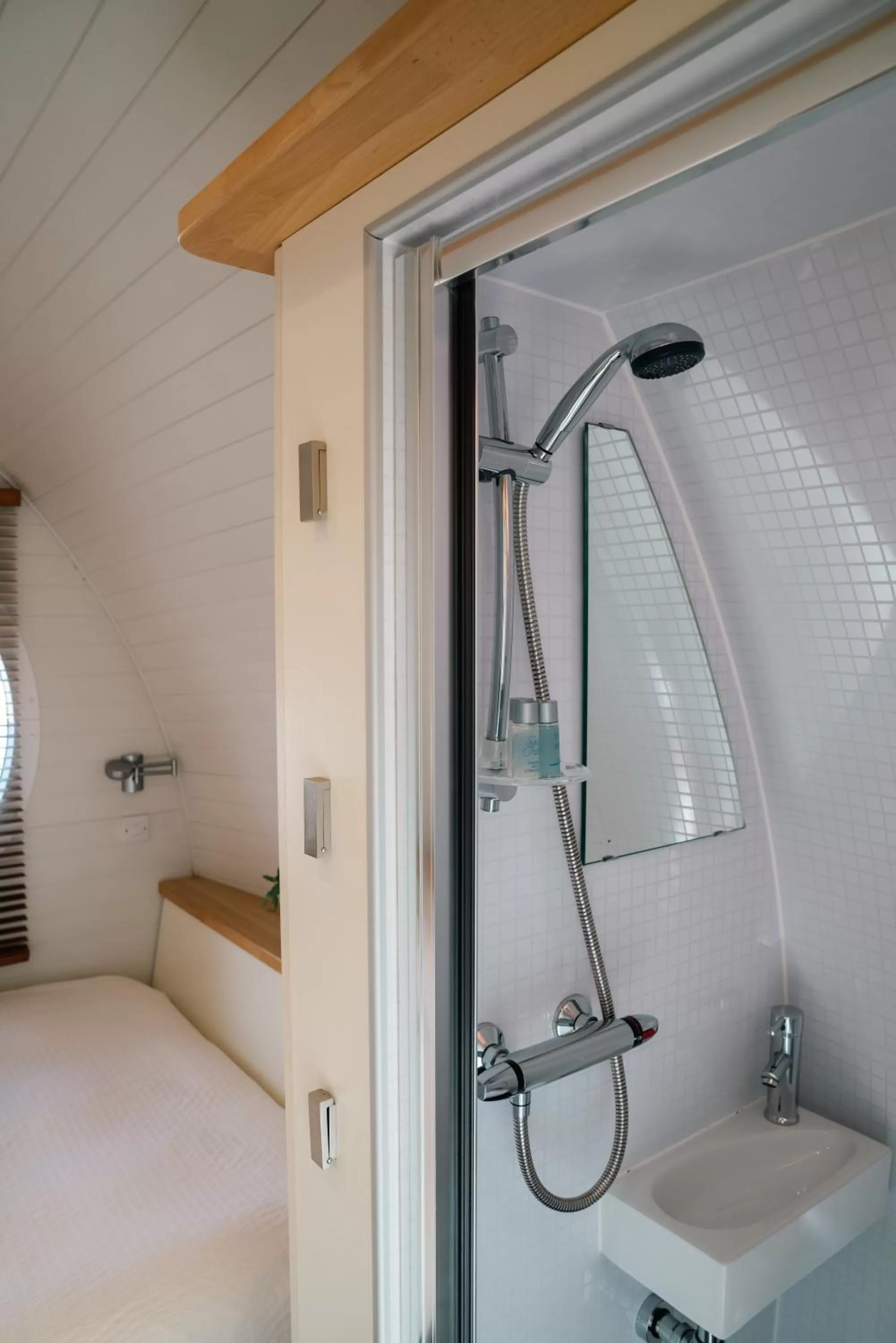 Shower, Bed in Eriskay B&B and Aviemore Glamping
