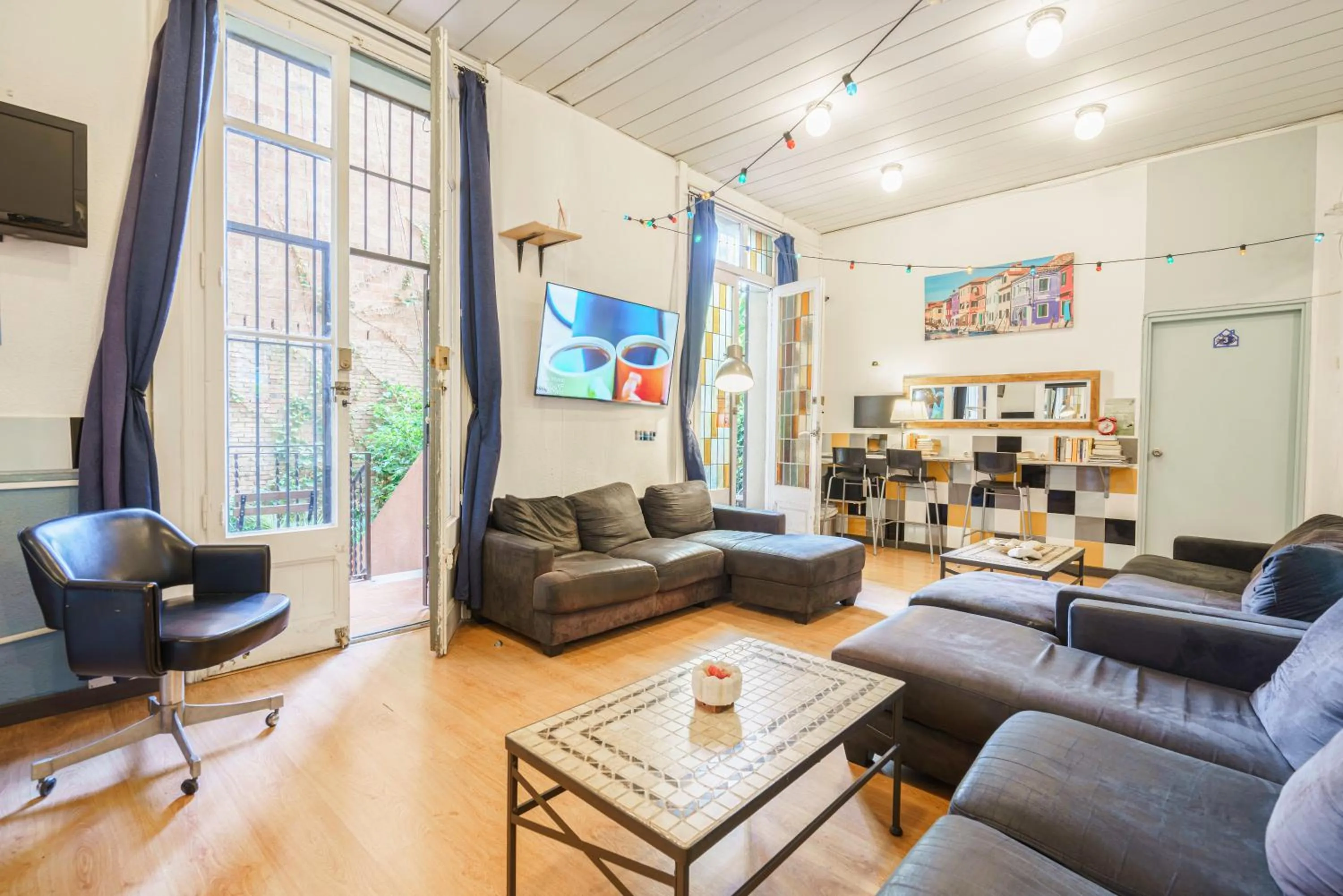 Communal lounge/ TV room in Casa Barcelo Hostel Barcelona