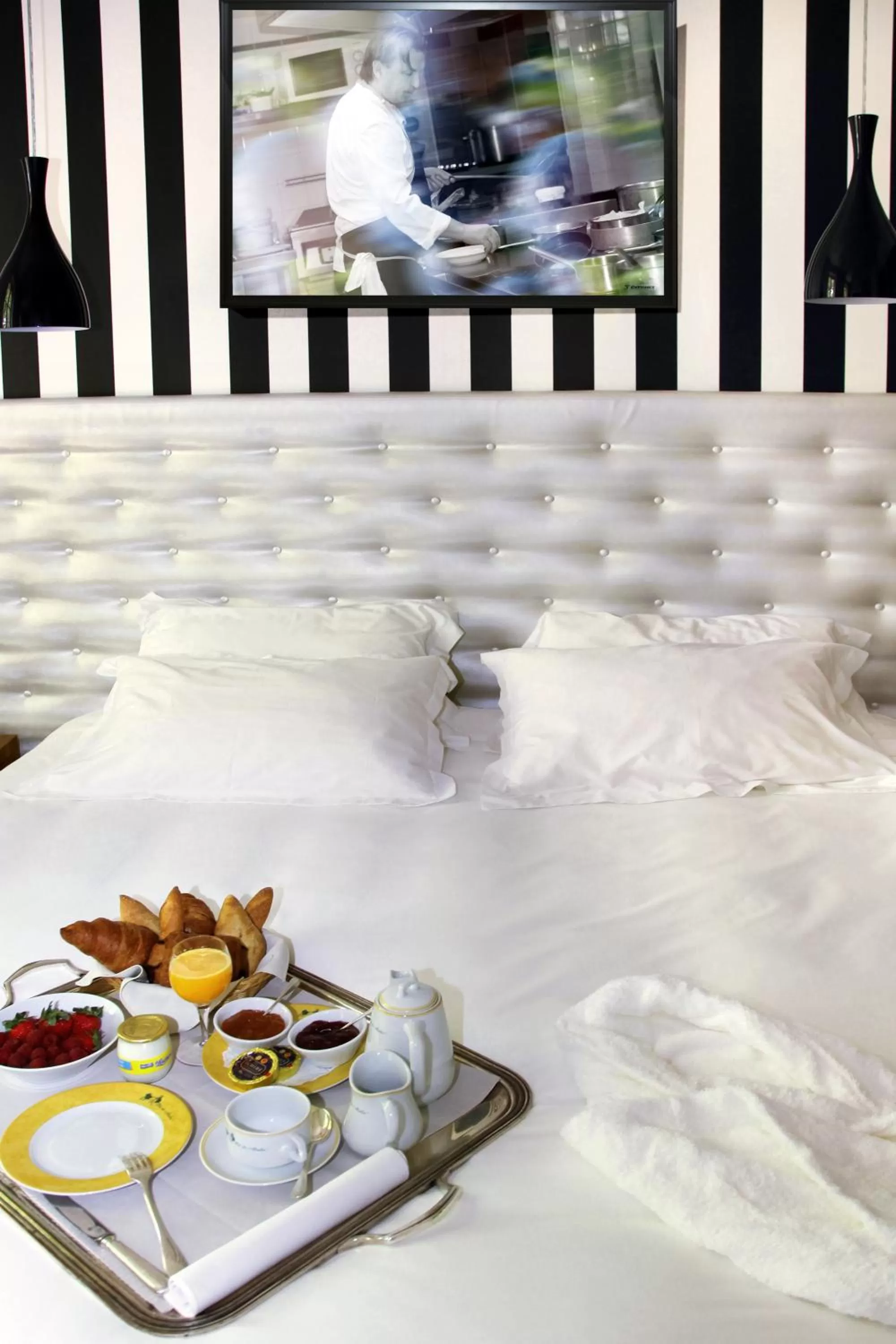 Shower, Bed in Le Pré du Moulin - Maison Alonso - Hôtel & Restaurant