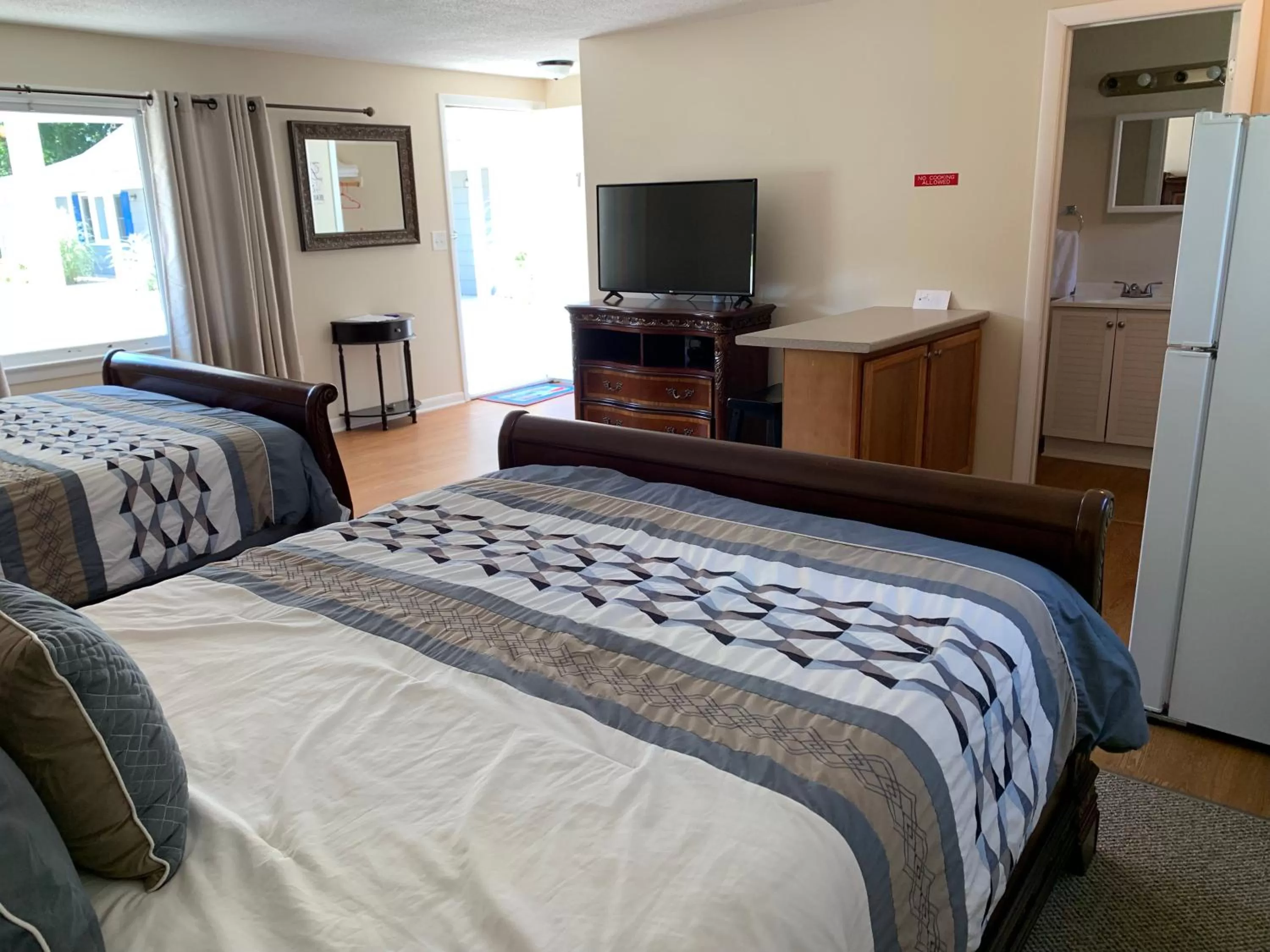 Bed in Shore Road Inn