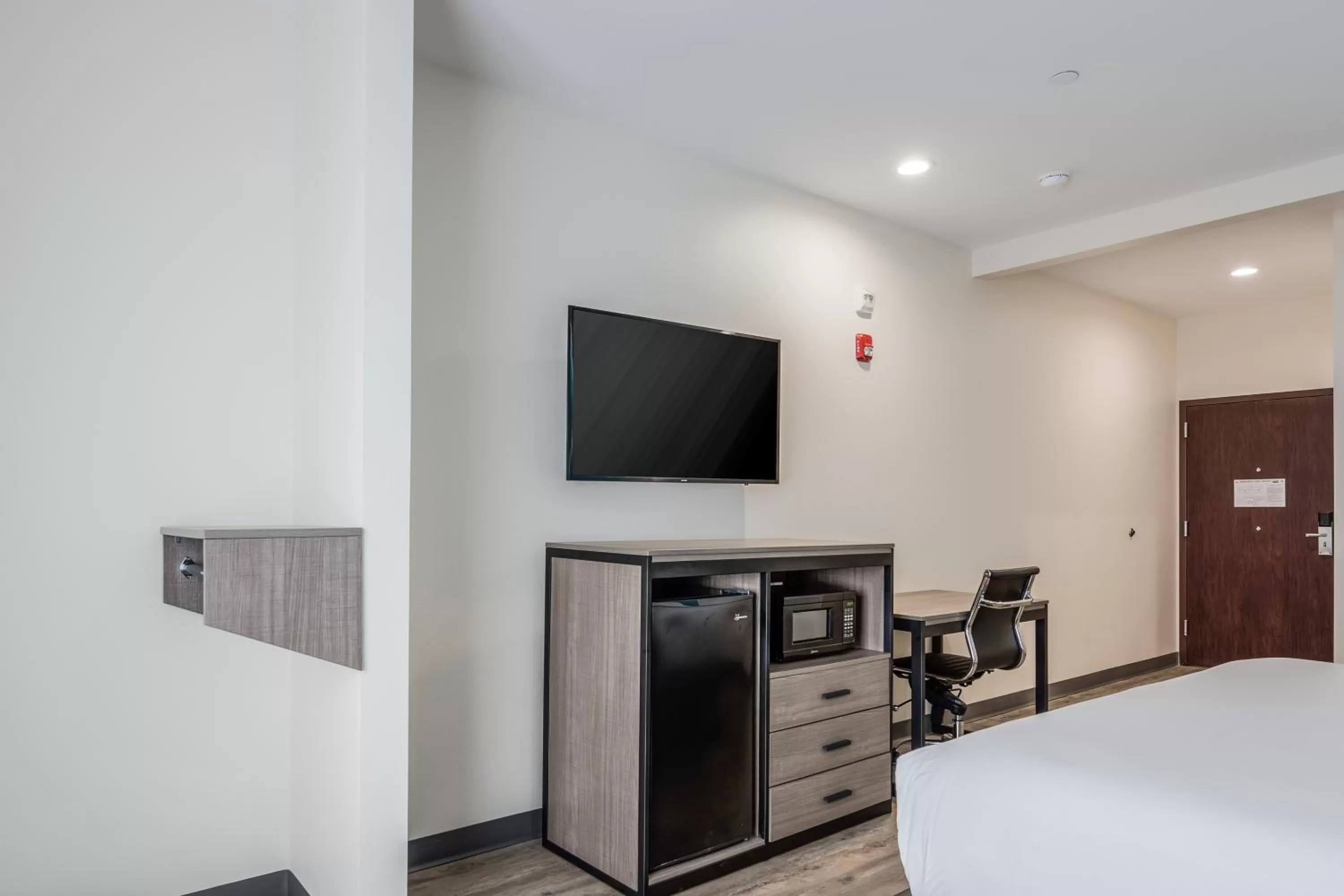 TV and multimedia, Bed in Americas Best Value Inn & Suites Katy