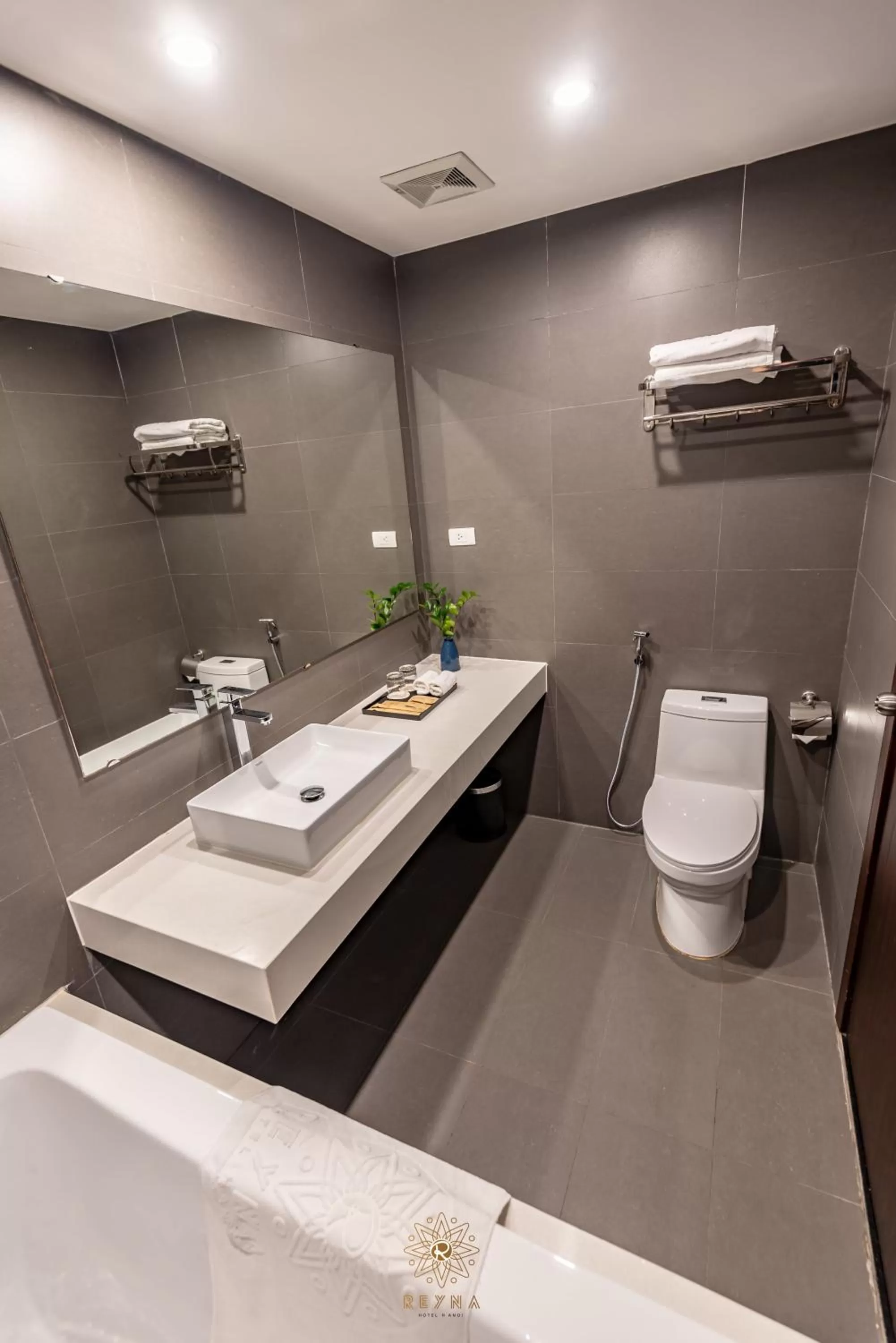 Toilet in Reyna Hotel Hanoi & Spa