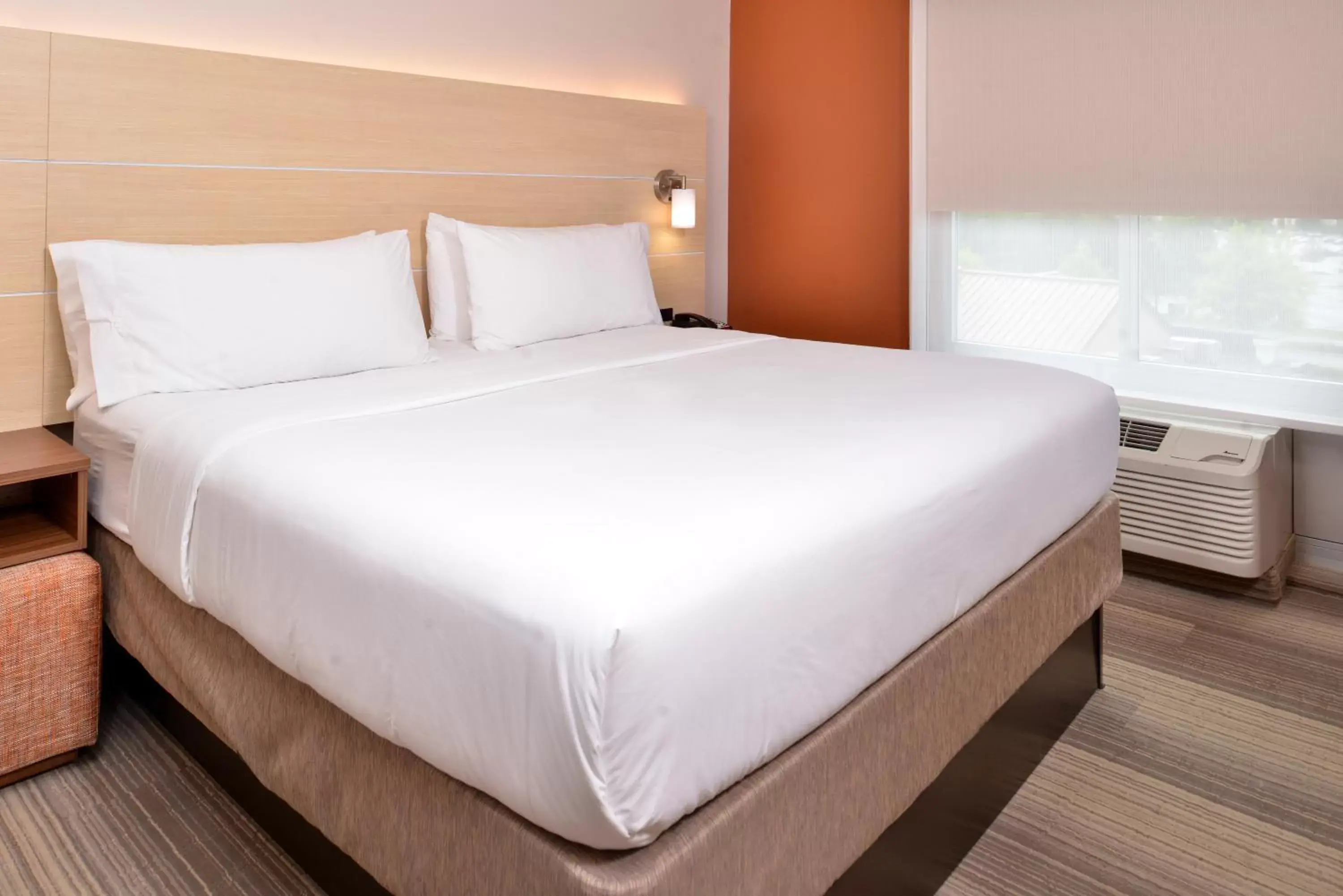 Standard King Room in Holiday Inn Express Hotel & Suites Cincinnati - Mason by IHG Standard King Room in Holiday Inn Express Hotel & Suites Cincinnati - Mason by IHG