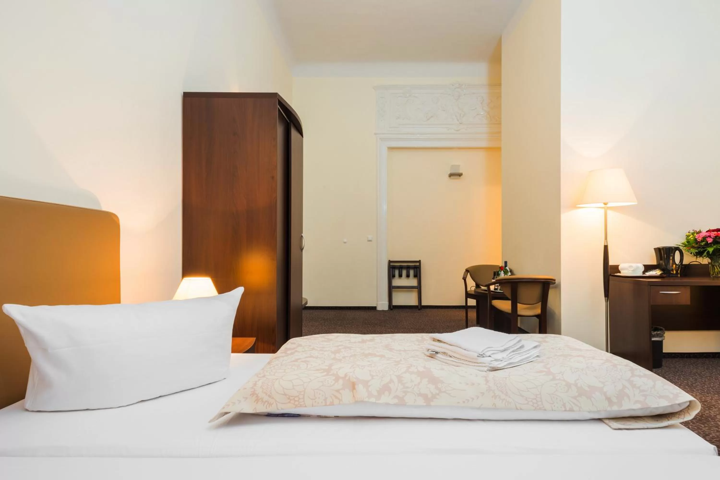 Photo of the whole room, Bed in Upper Room Hotel Kurfürstendamm