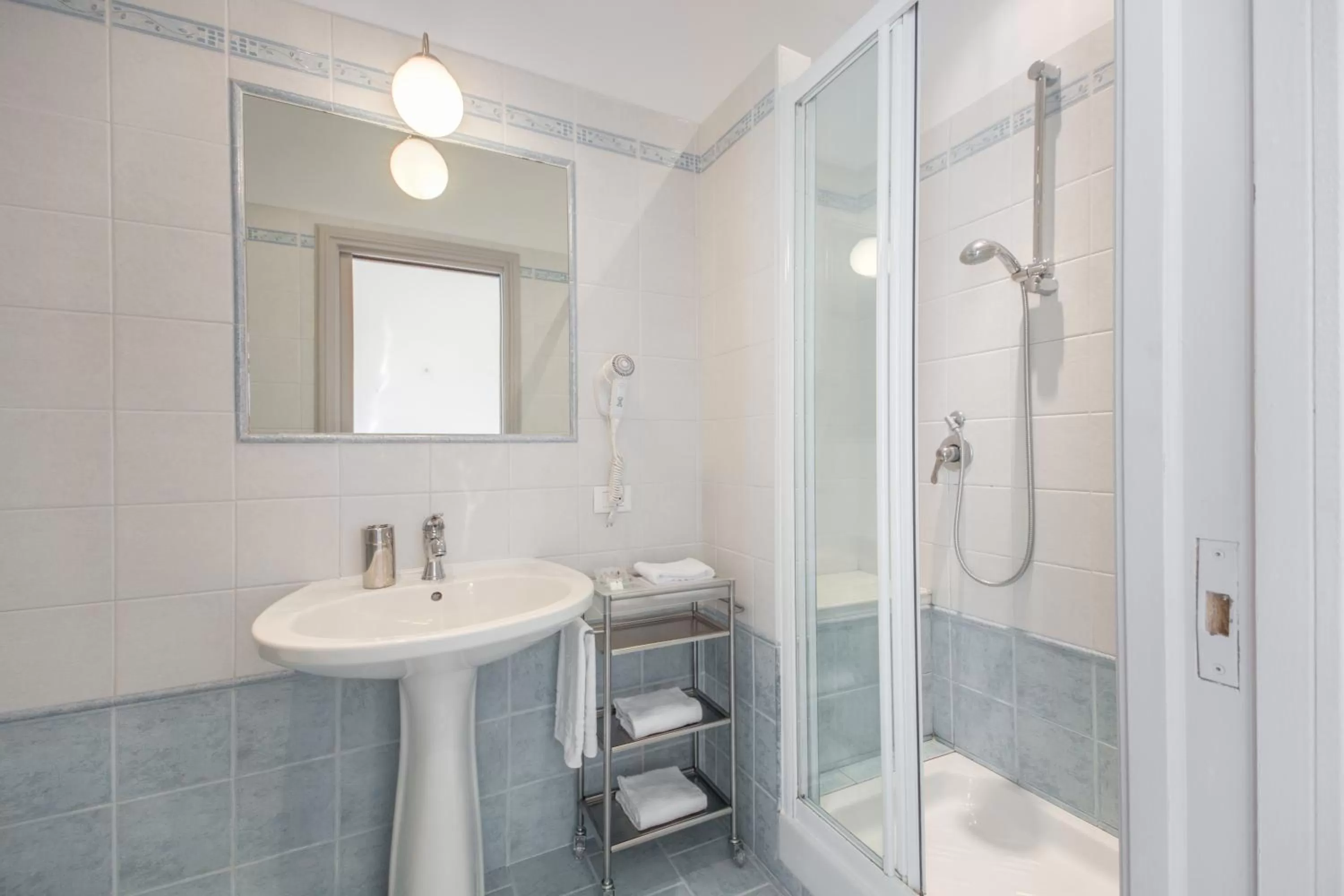 Bathroom in Biancorèroma B&B